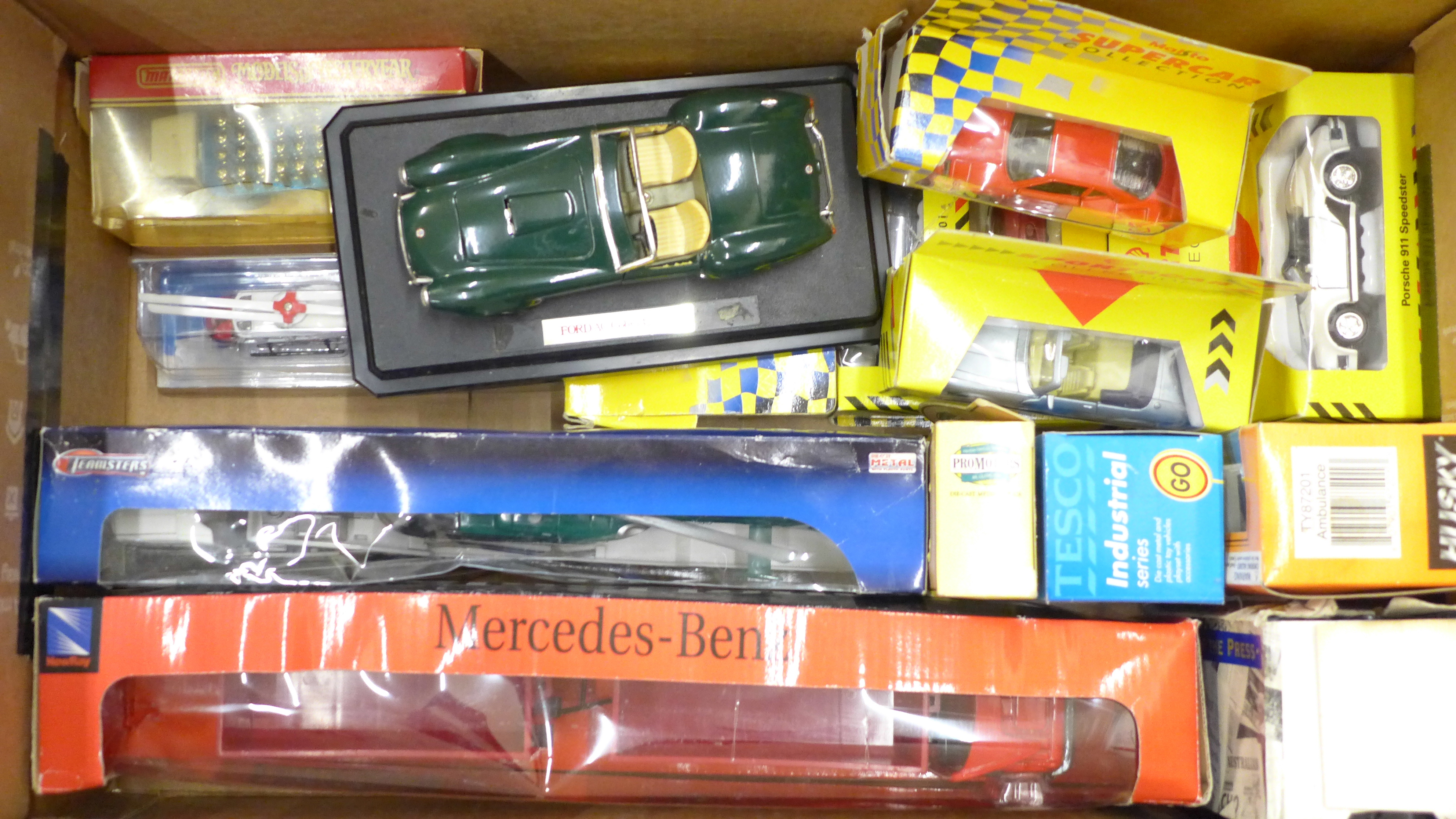 A collection of die-cast model vehicles, boxed - Bild 3 aus 4