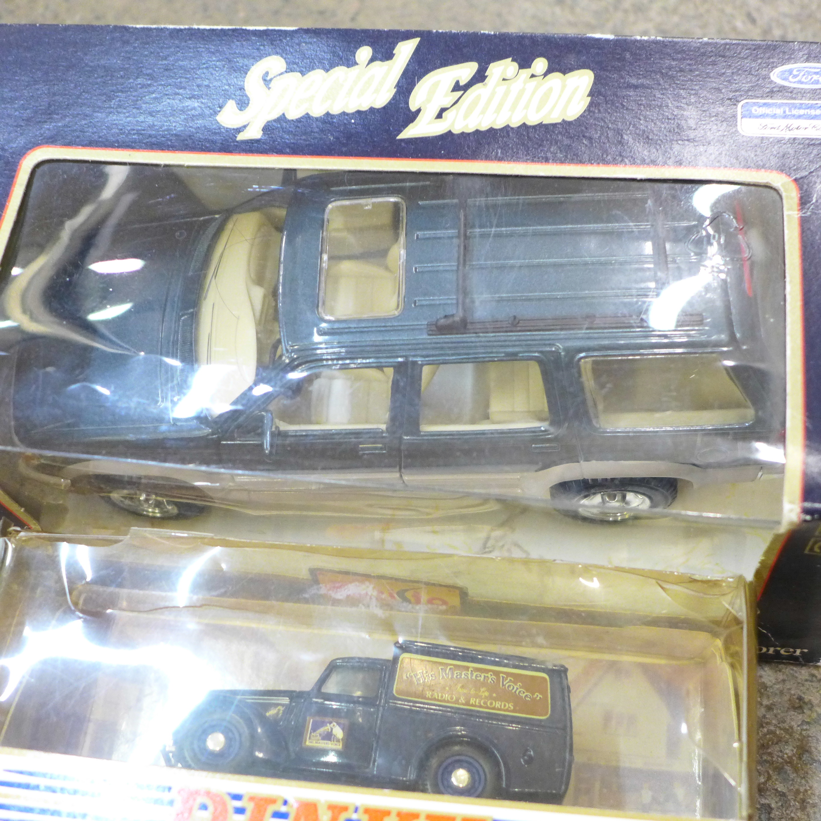 Twelve die-cast model vehicles including Maisto Dodge Viper RT/10 and '95 Ford Explorer, boxed - Bild 2 aus 3