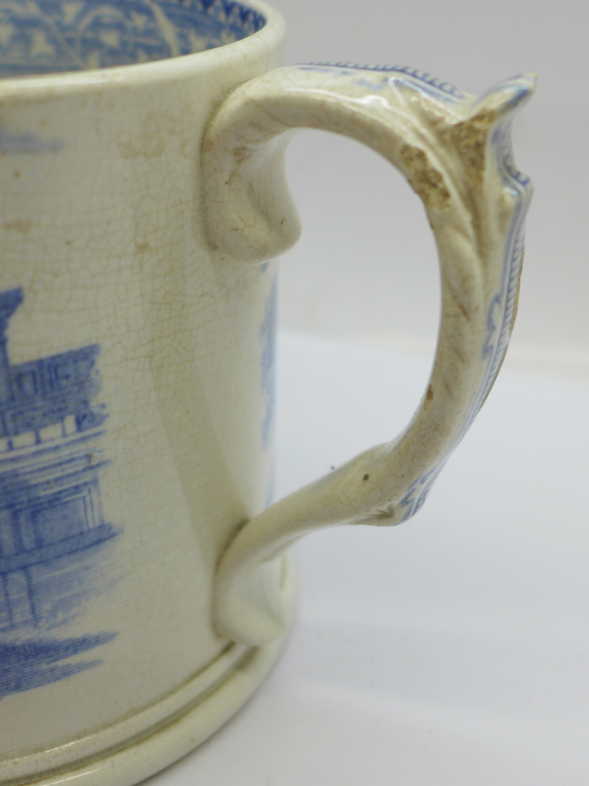 A 19th Century blue and white frog mug, a/f, (hairline crack) - Bild 5 aus 6