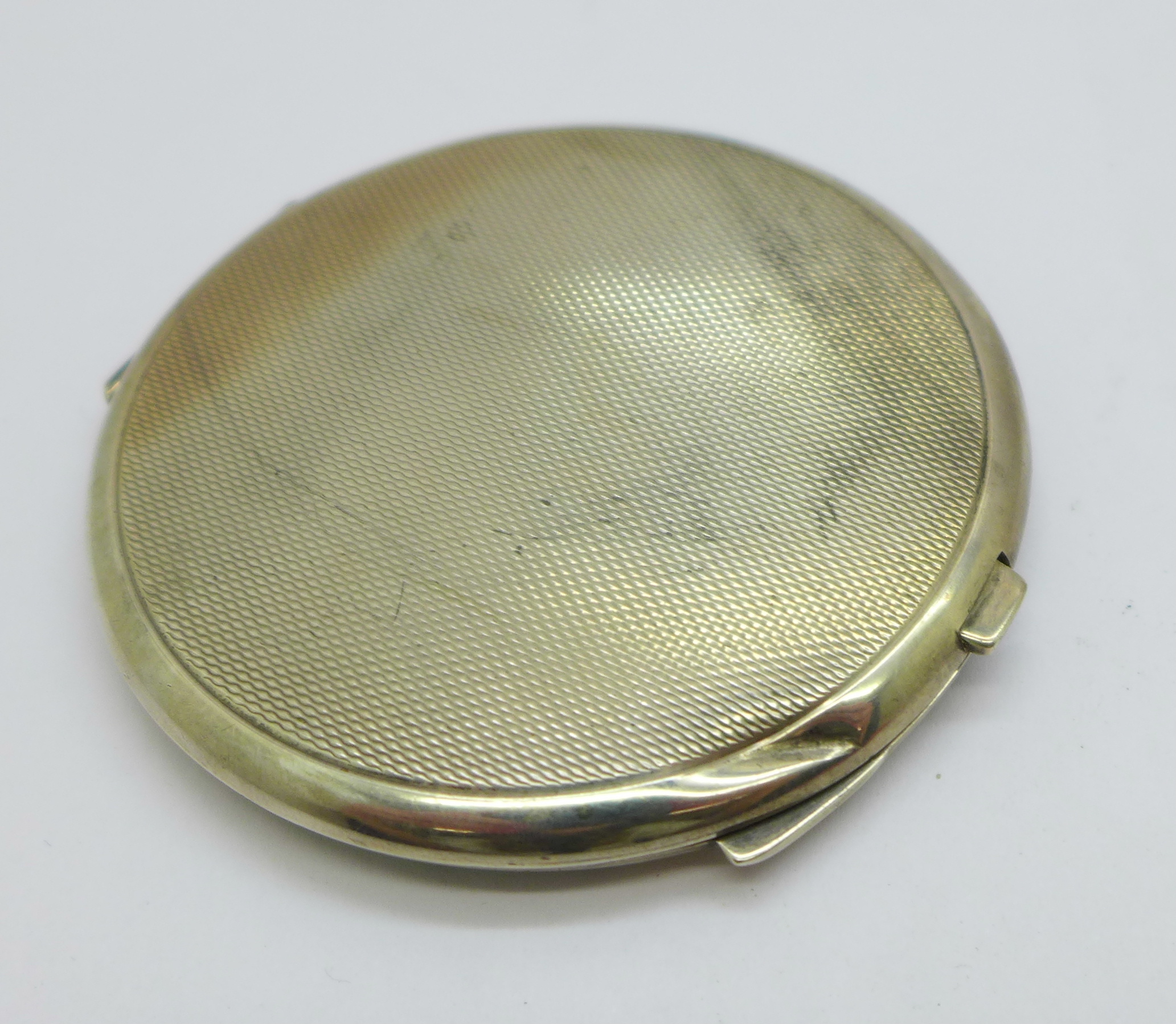 A silver and green enamel compact, Birmingham 1948, Mappin & Webb, (a/f, dent on the underside) - Bild 4 aus 5