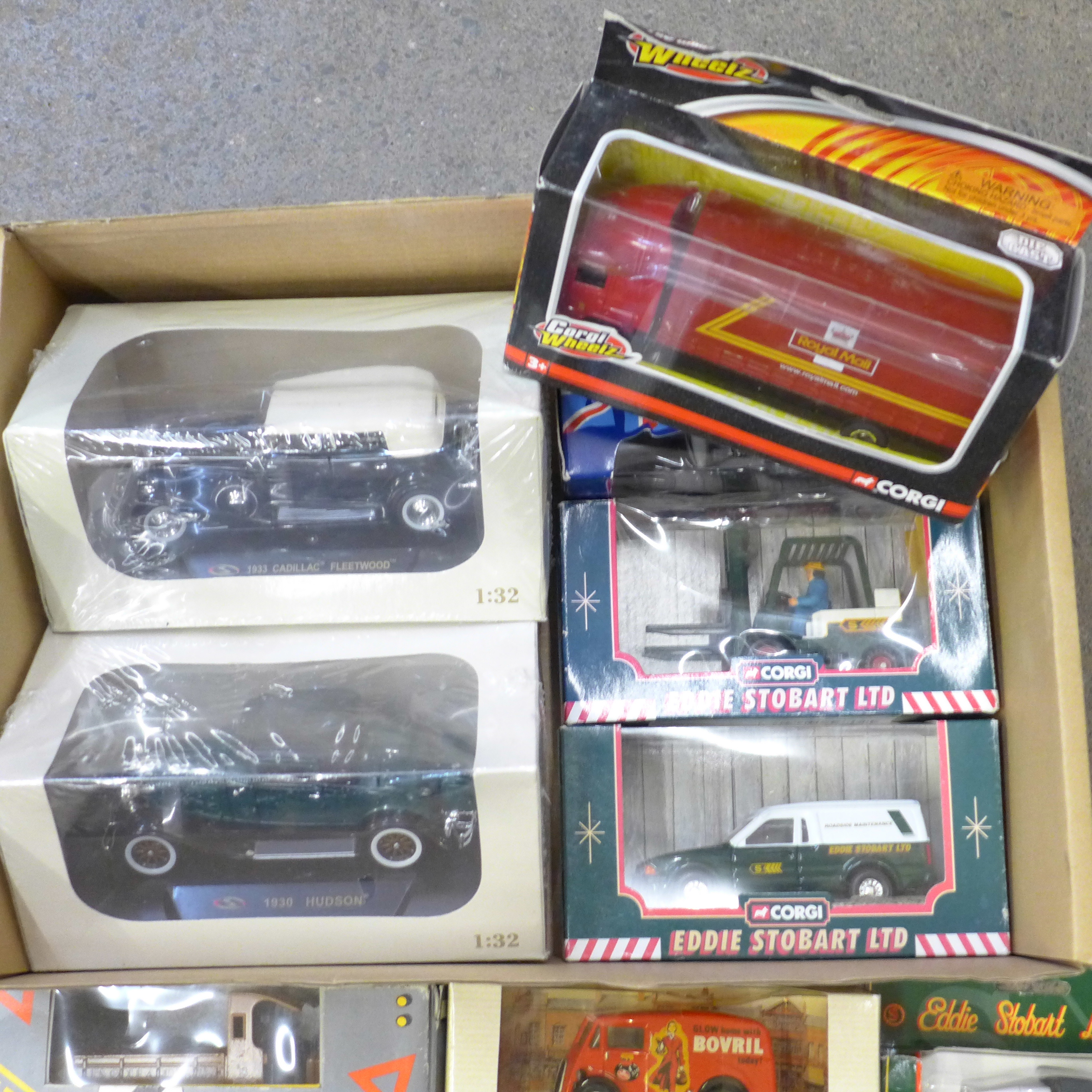 A collection of seventeen Corgi die-cast model vehicles, boxed - Bild 2 aus 3