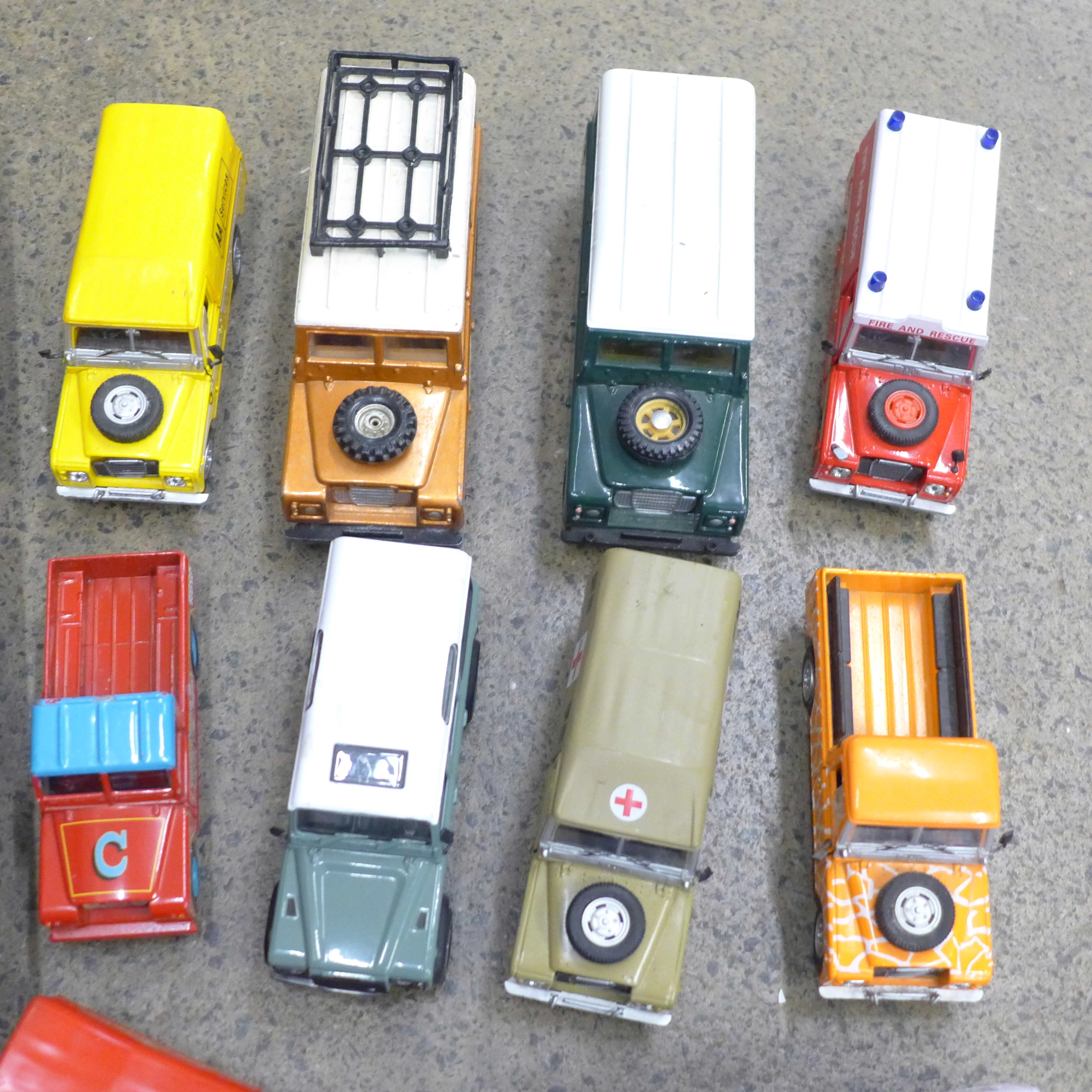 A collection Land Rover die-cast model vehicles including Corgi - Bild 2 aus 3