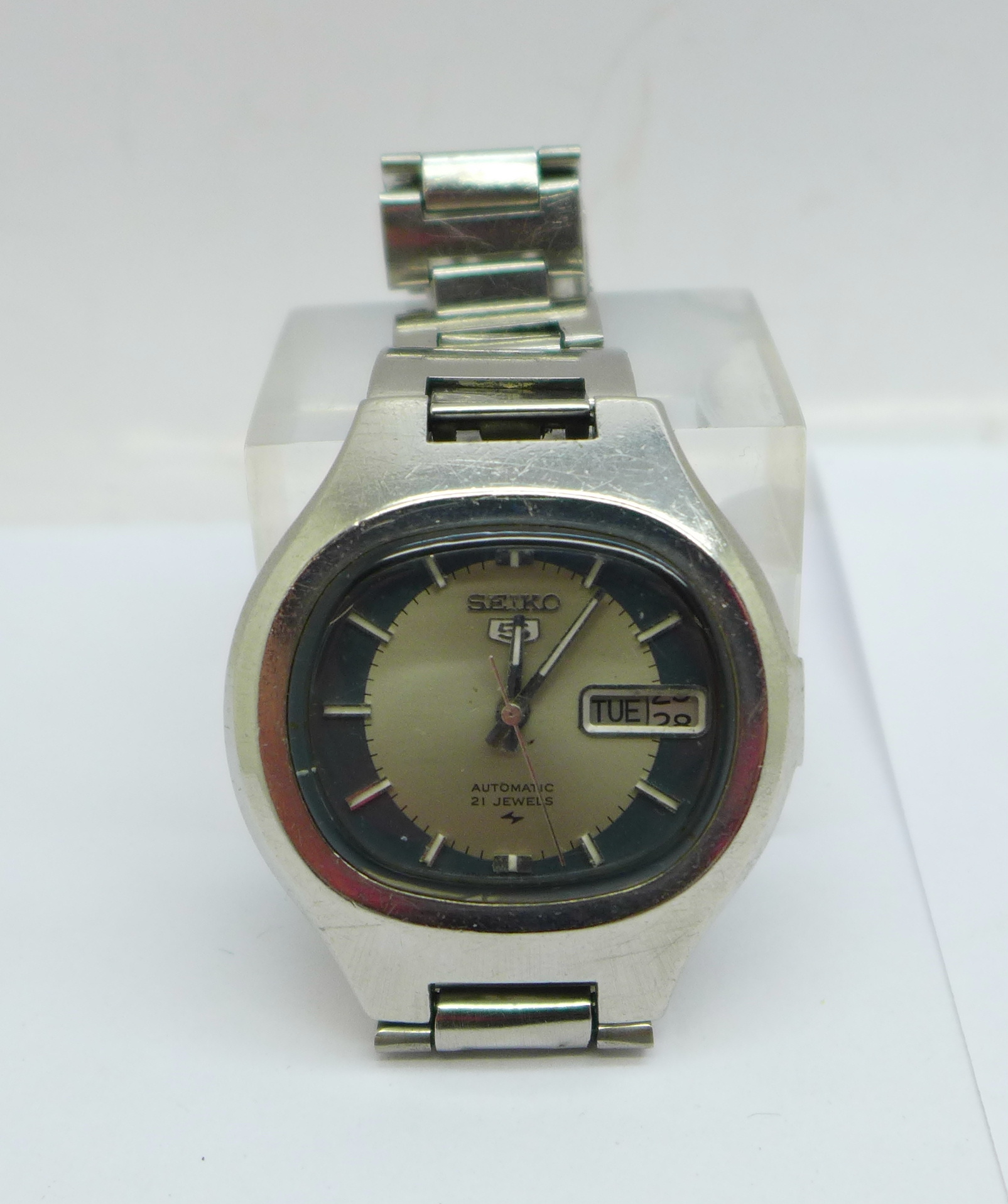 A Seiko 5 21-jewels automatic wristwatch