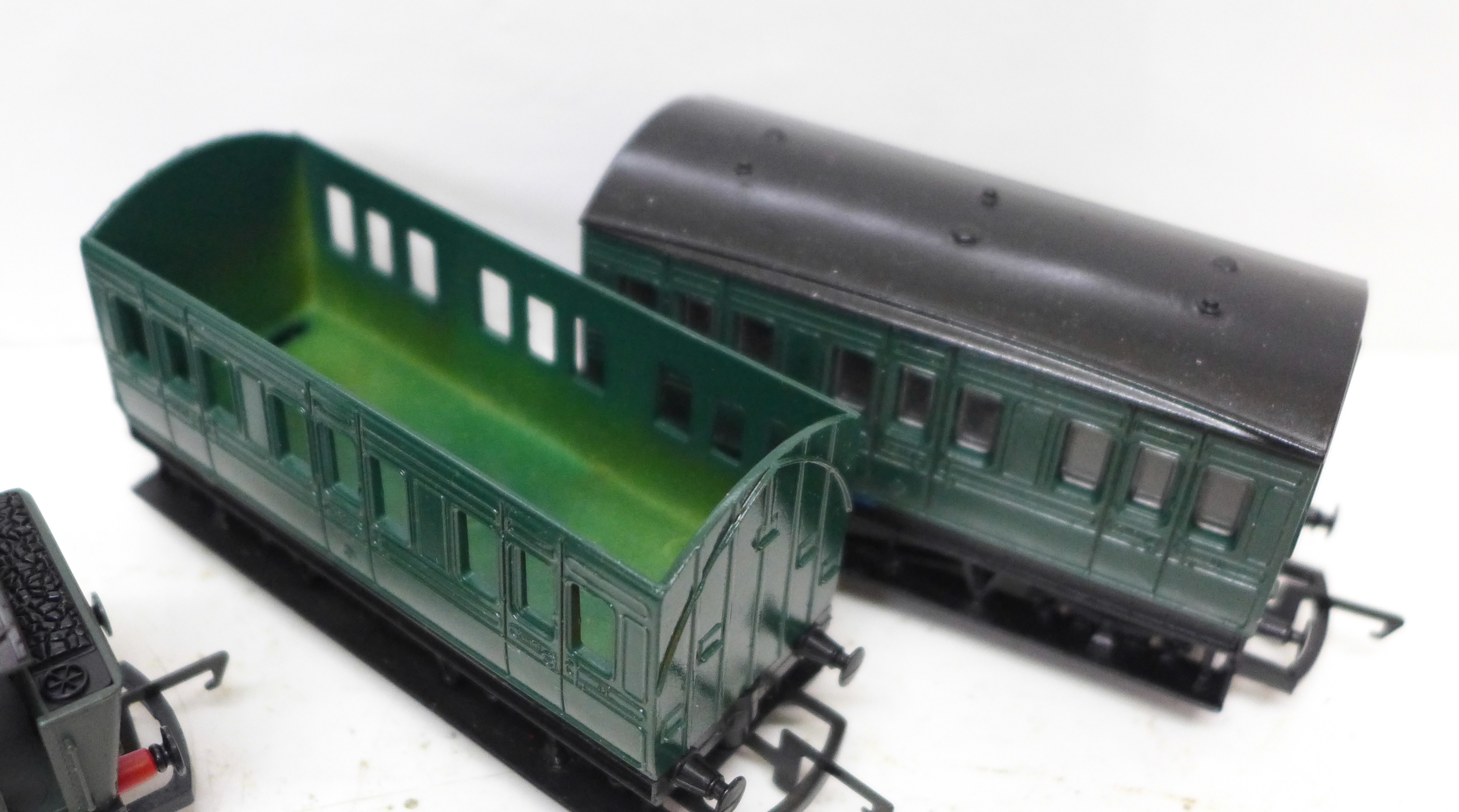 Four Hornby OO gauge railway carriages, one a/f and a Hornby GWR tank engine - Bild 2 aus 2