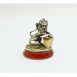 A silver gilt heraldic lion and agate seal fob, agate chipped, height 31mm