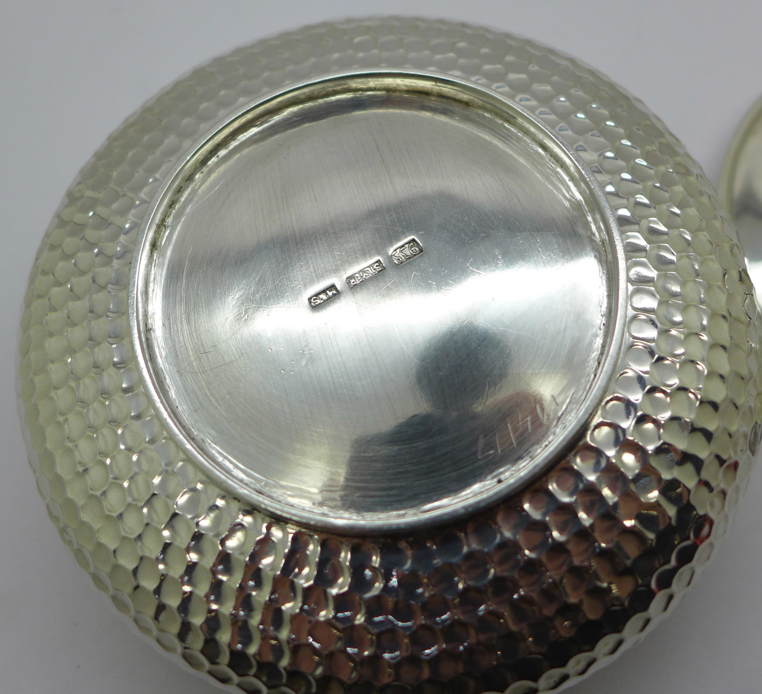 A hammered silver pot with lid, marked '935 silver', 285g - Image 4 of 6