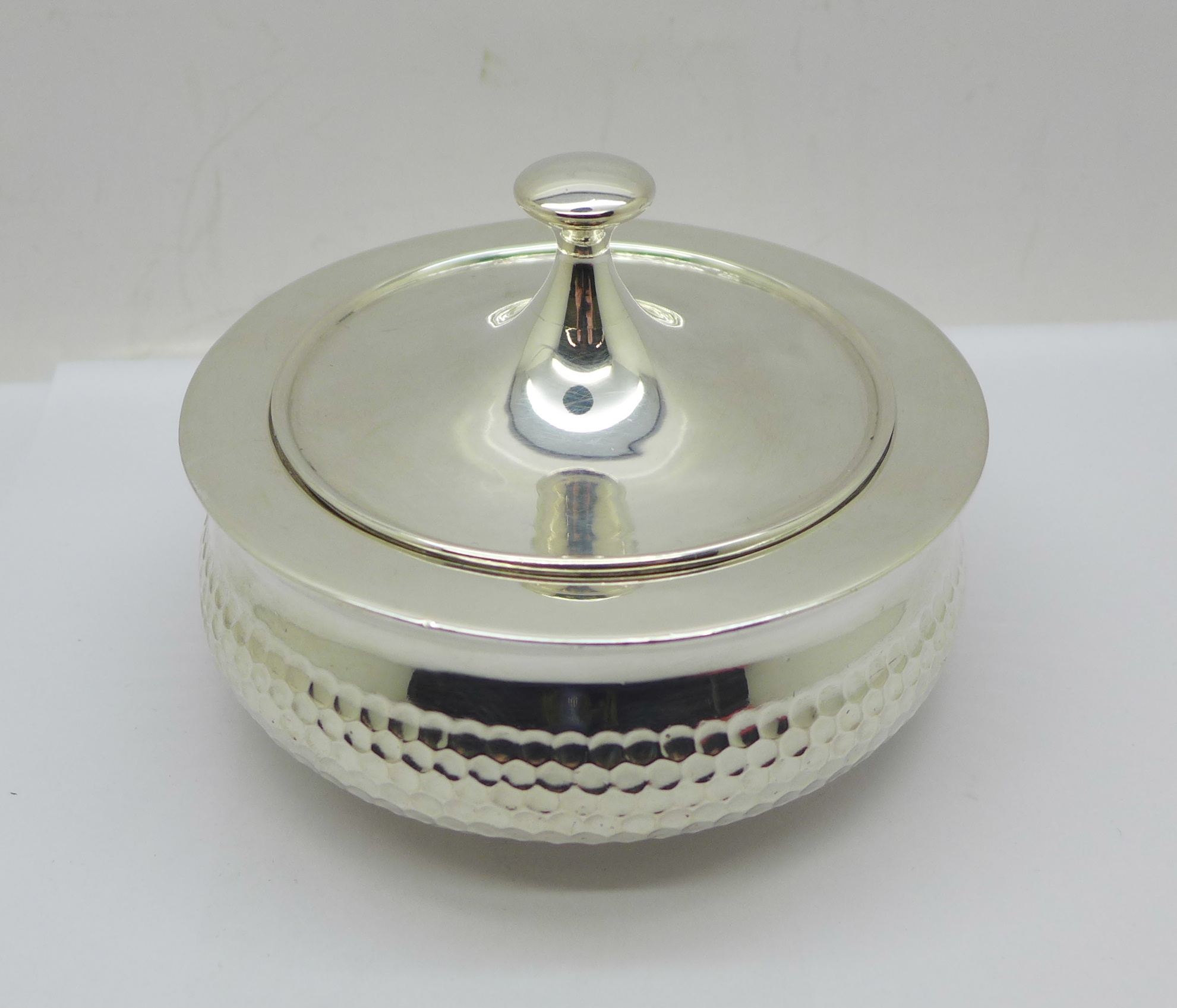A hammered silver pot with lid, marked '935 silver', 285g - Image 2 of 6