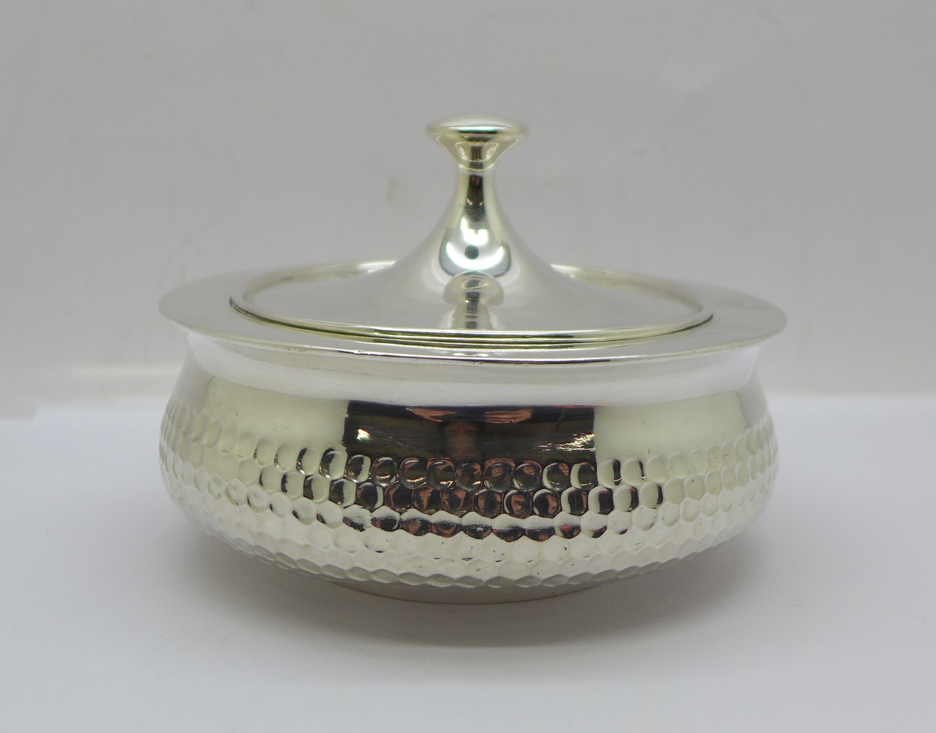 A hammered silver pot with lid, marked '935 silver', 285g - Image 3 of 6