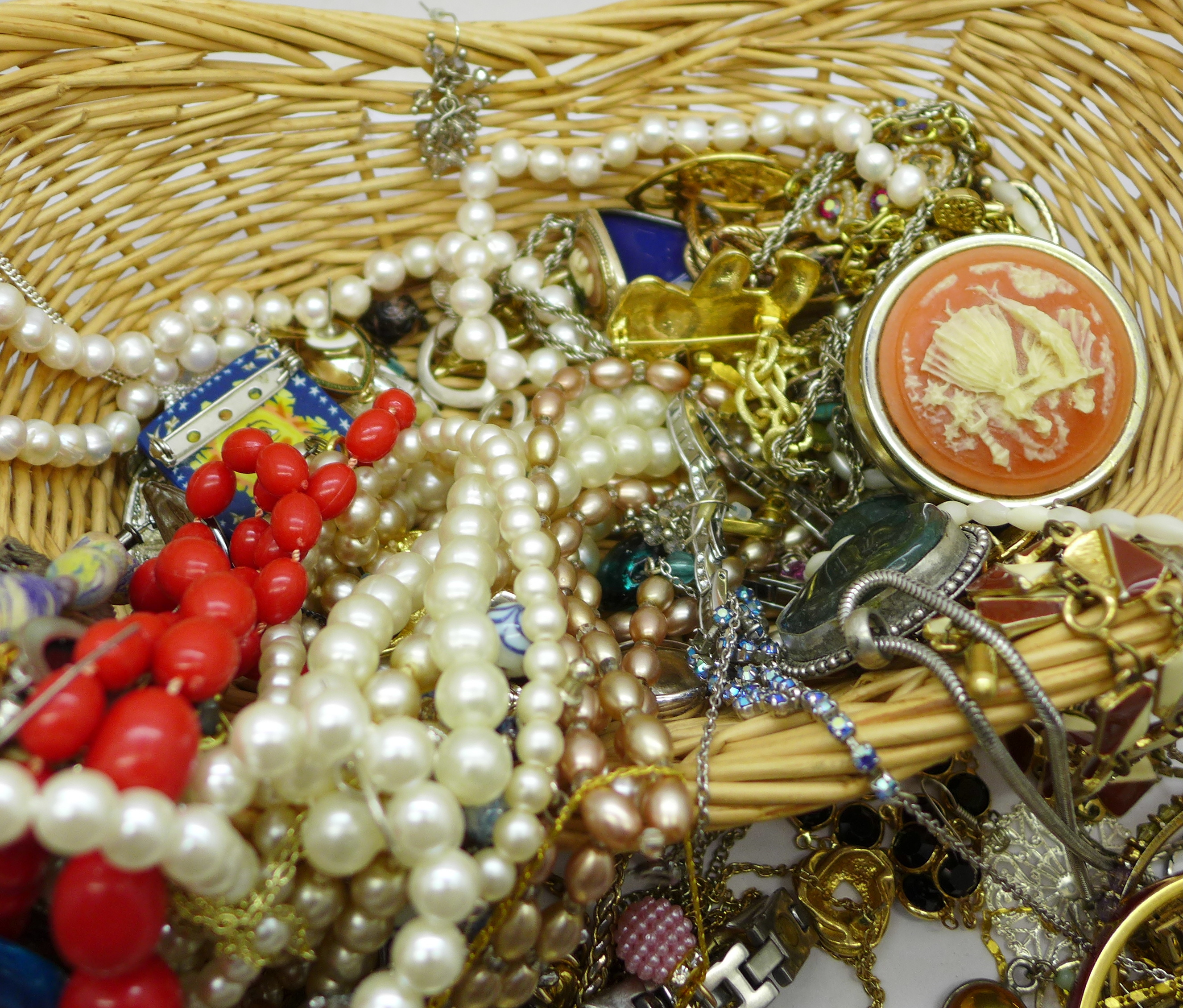 A basket of costume jewellery - Image 5 of 6