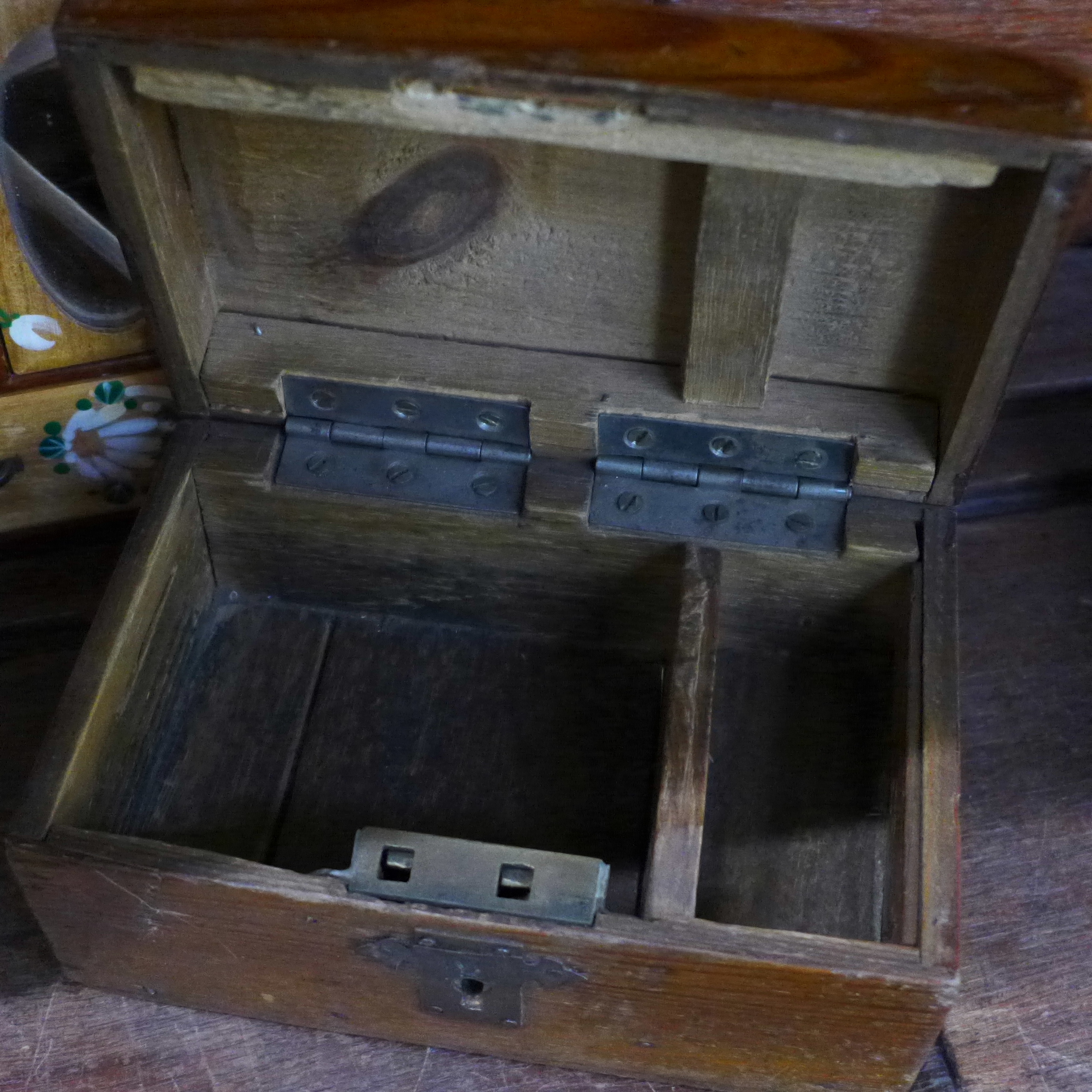 Three wooden boxes, a small chest and two lidded jars - Image 3 of 4