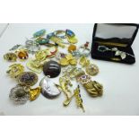 Forty vintage brooches