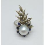A white metal ring set with a pearl, sapphires and white stones, 7.9g, O
