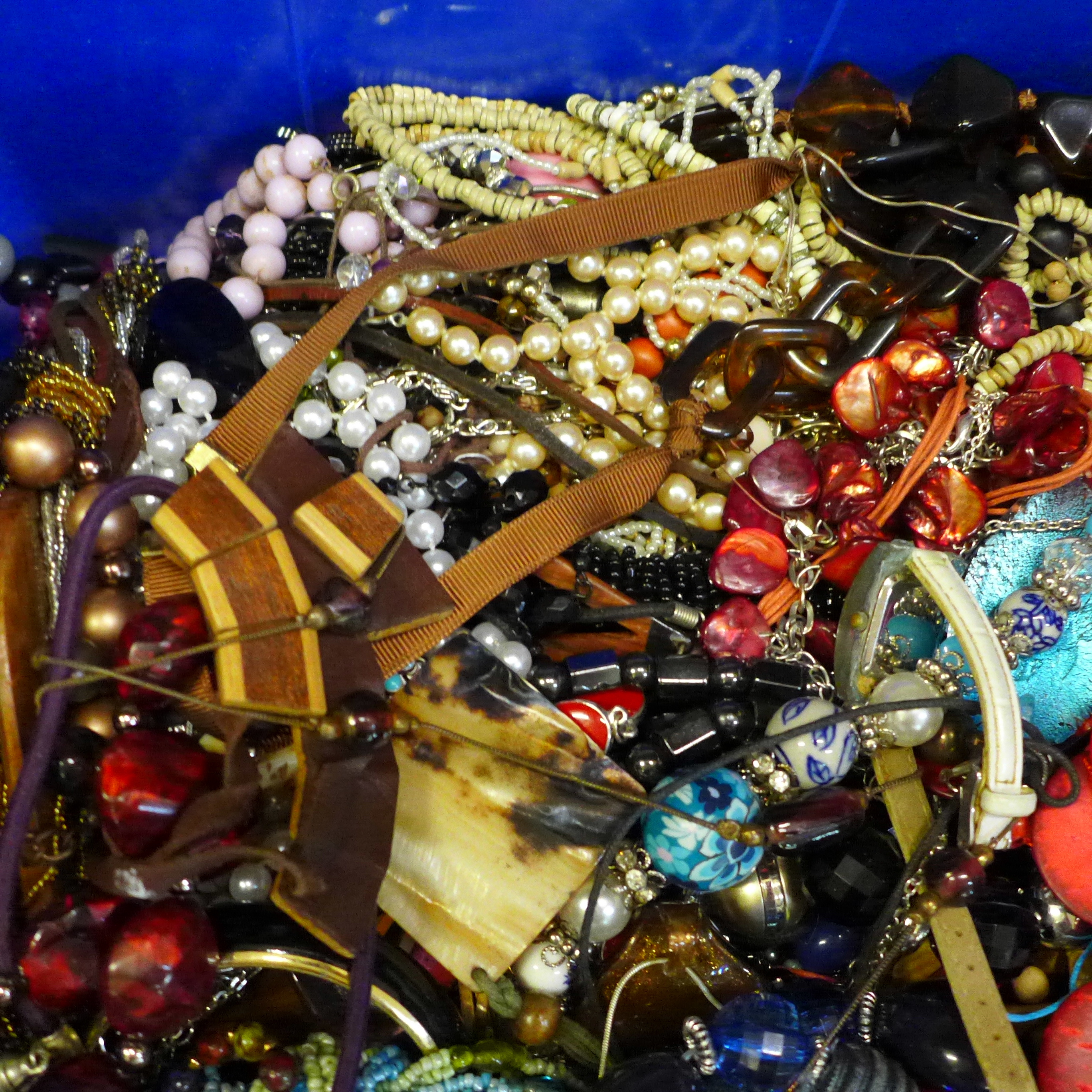 A box of costume jewellery - Image 2 of 4