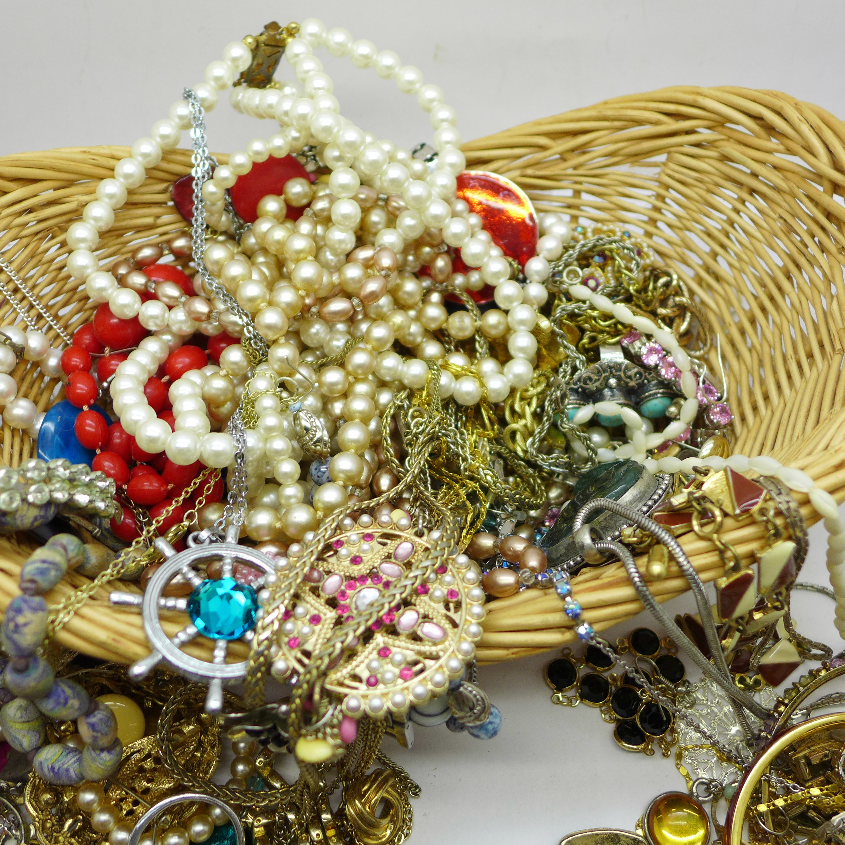 A basket of costume jewellery - Image 6 of 6
