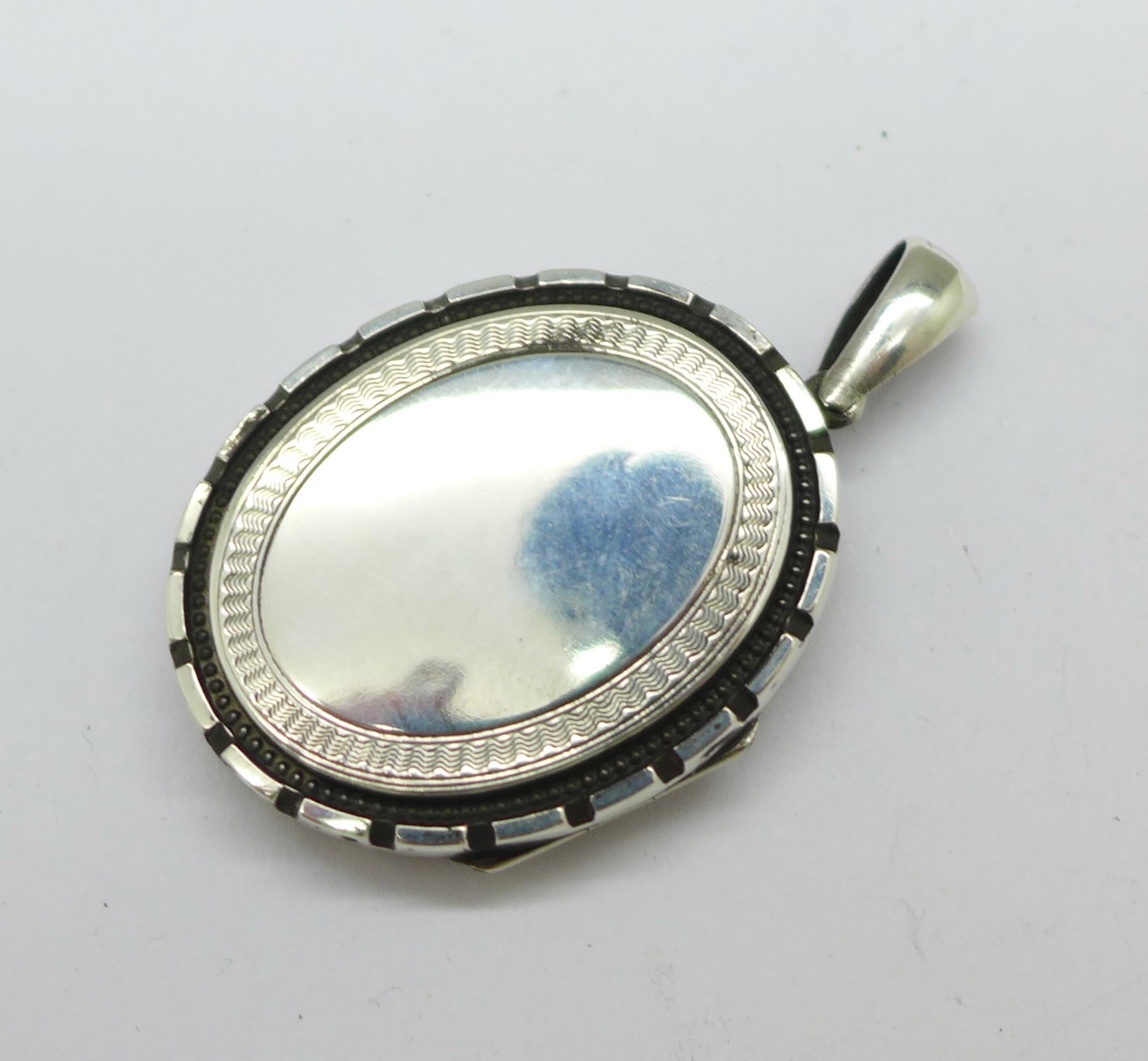 An early 20th Century white metal locket, 32mm x 40mm - Image 2 of 2