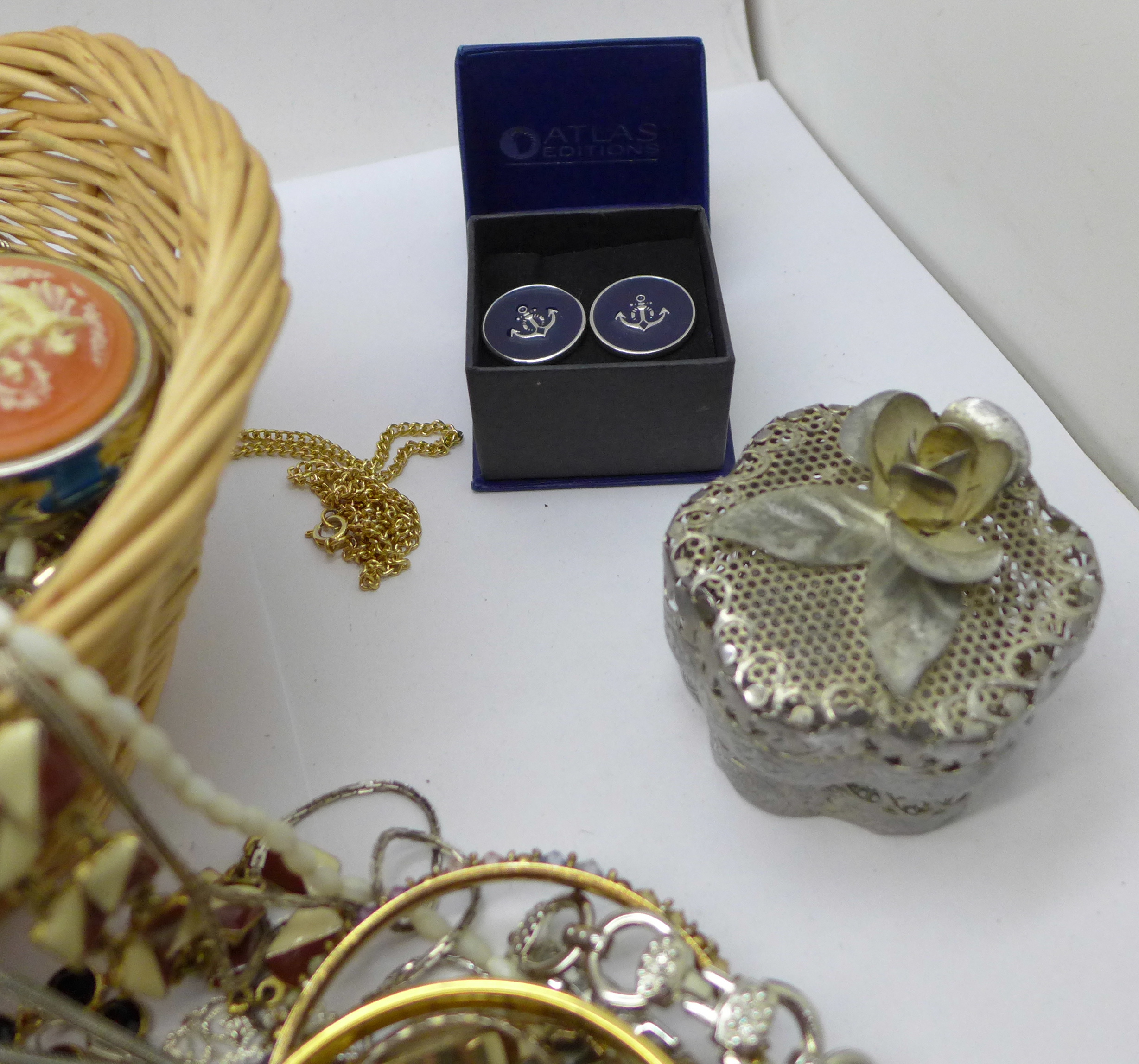 A basket of costume jewellery - Image 4 of 6