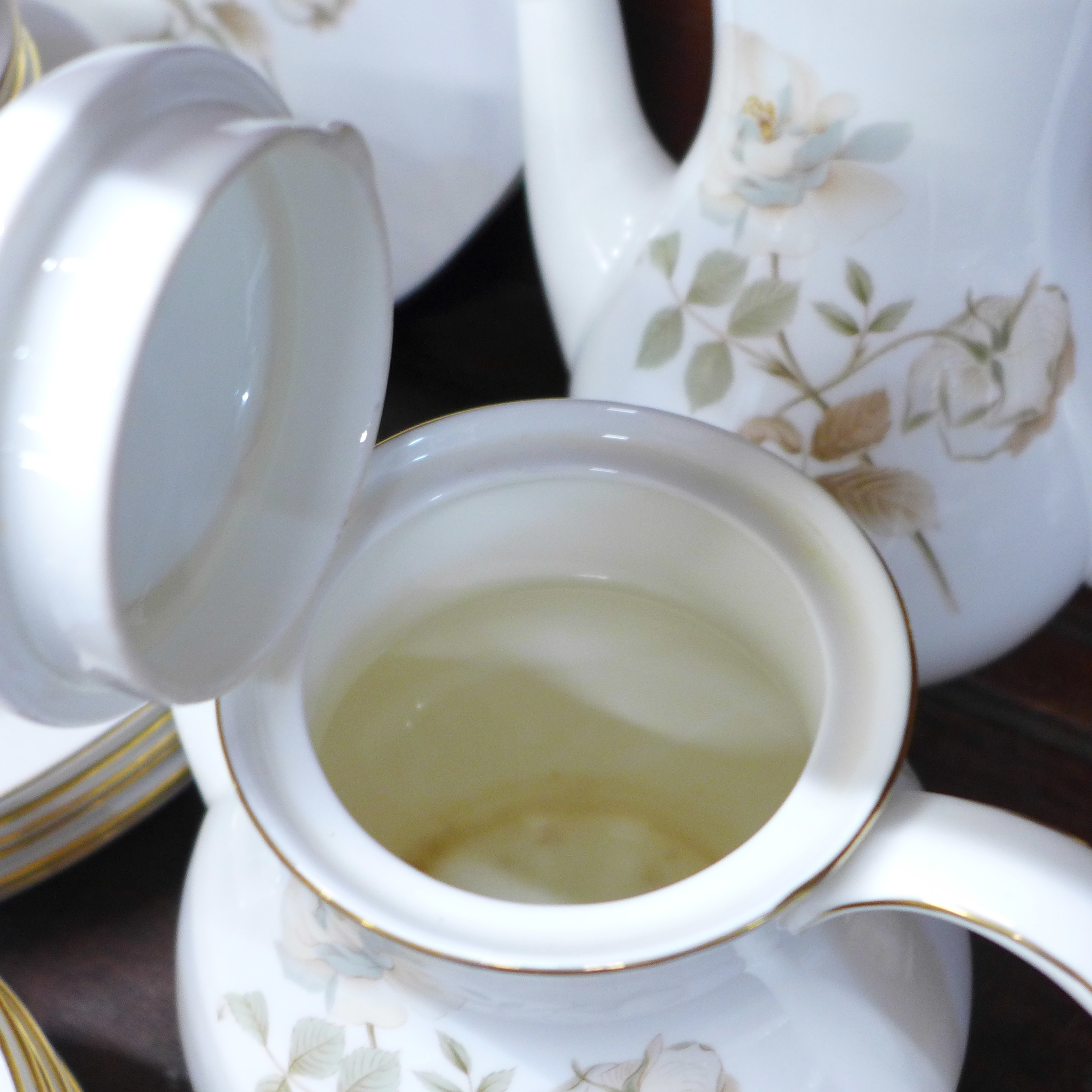 A Royal Doulton Yorkshire Rose tea set and dinner service, six setting with tea and coffee pot ( - Image 5 of 6