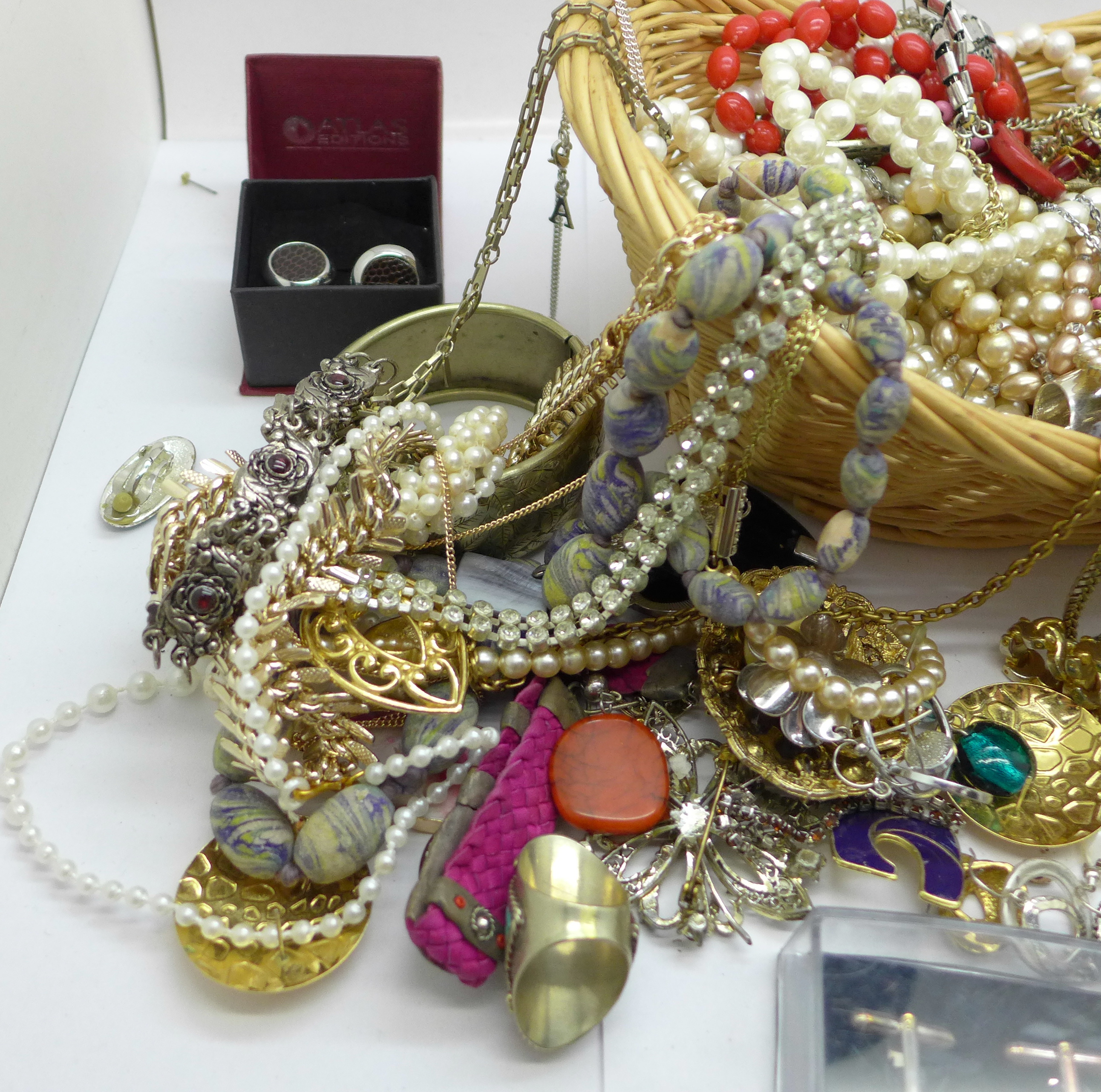 A basket of costume jewellery - Image 2 of 6