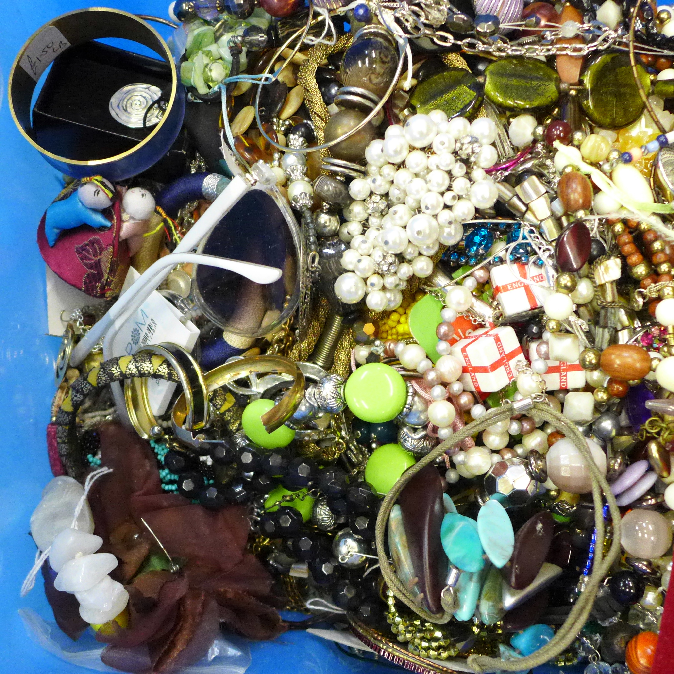 A box of costume jewellery - Image 3 of 3