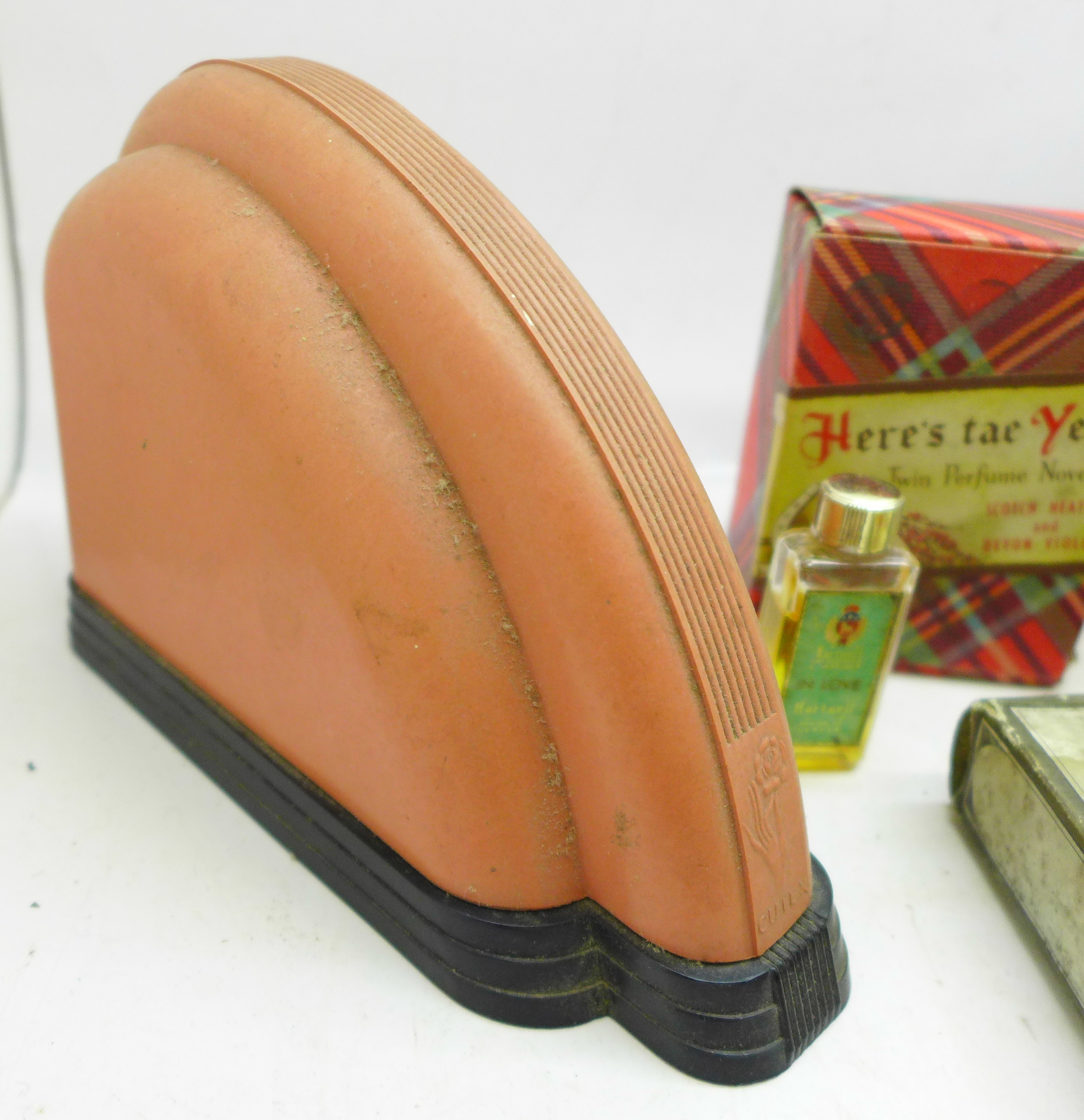 Vintage perfumes and a Bakelite stand for nail varnish and remover - Image 5 of 5