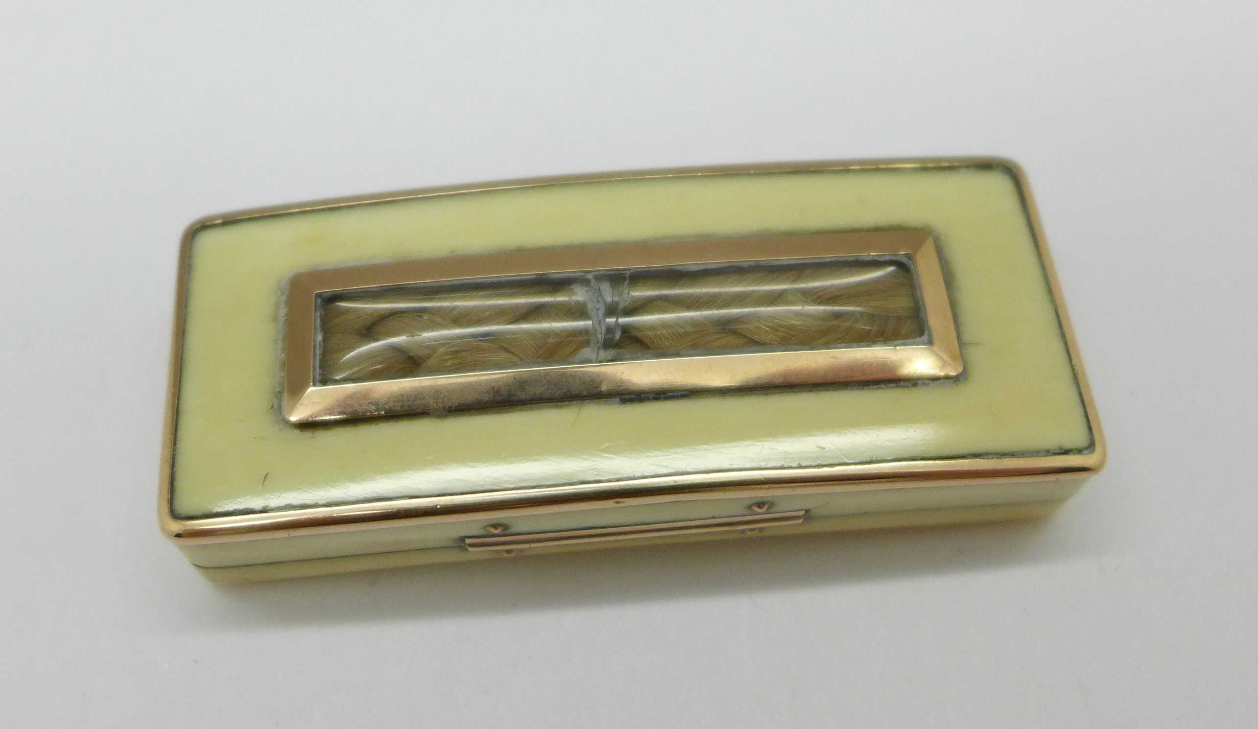 A Georgian ivory and gold patch box, a/f, 61mm - Image 4 of 6