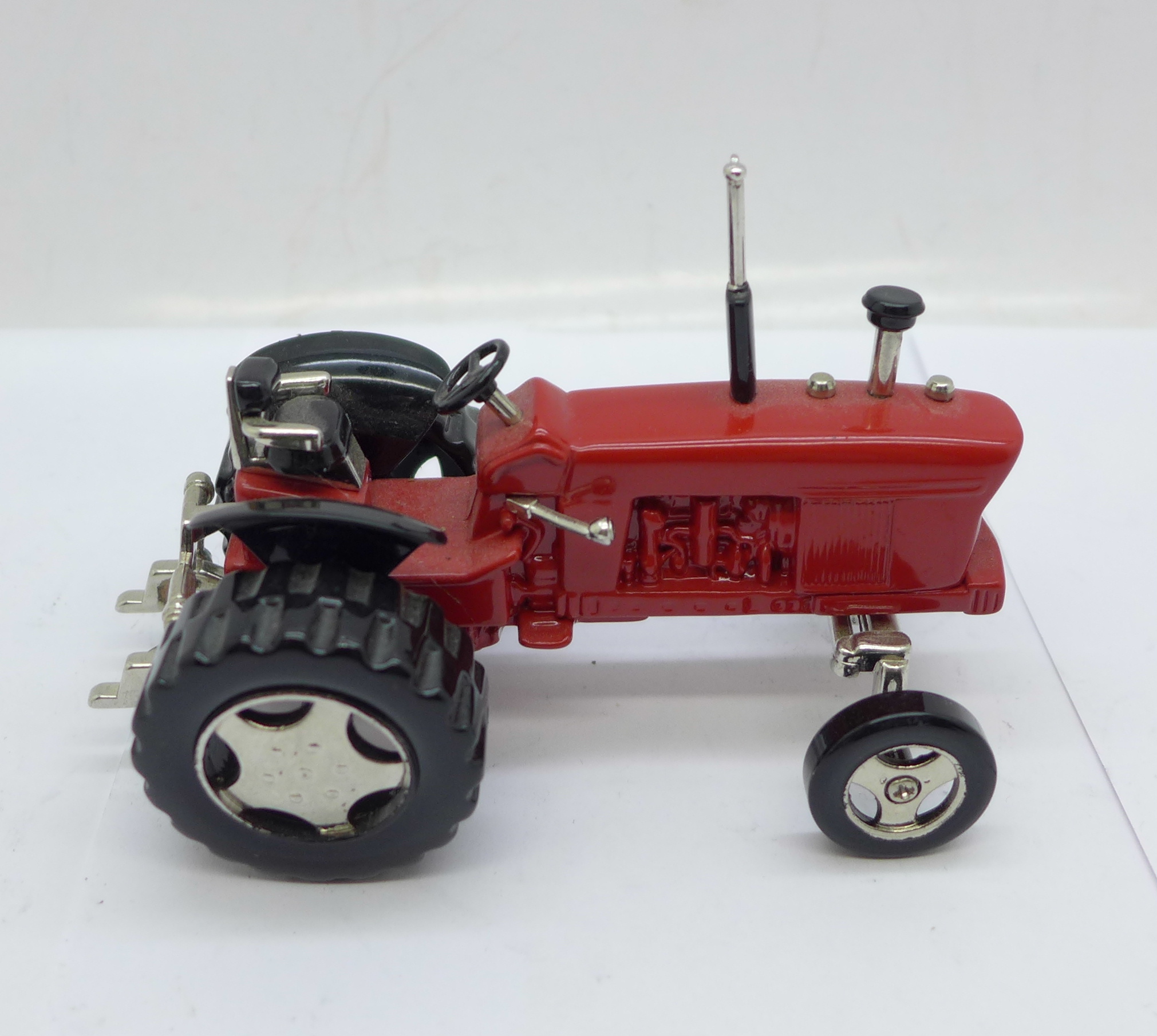 A small novelty desktop tractor set with a timepiece marked William Widdop, length 10cm - Image 3 of 4