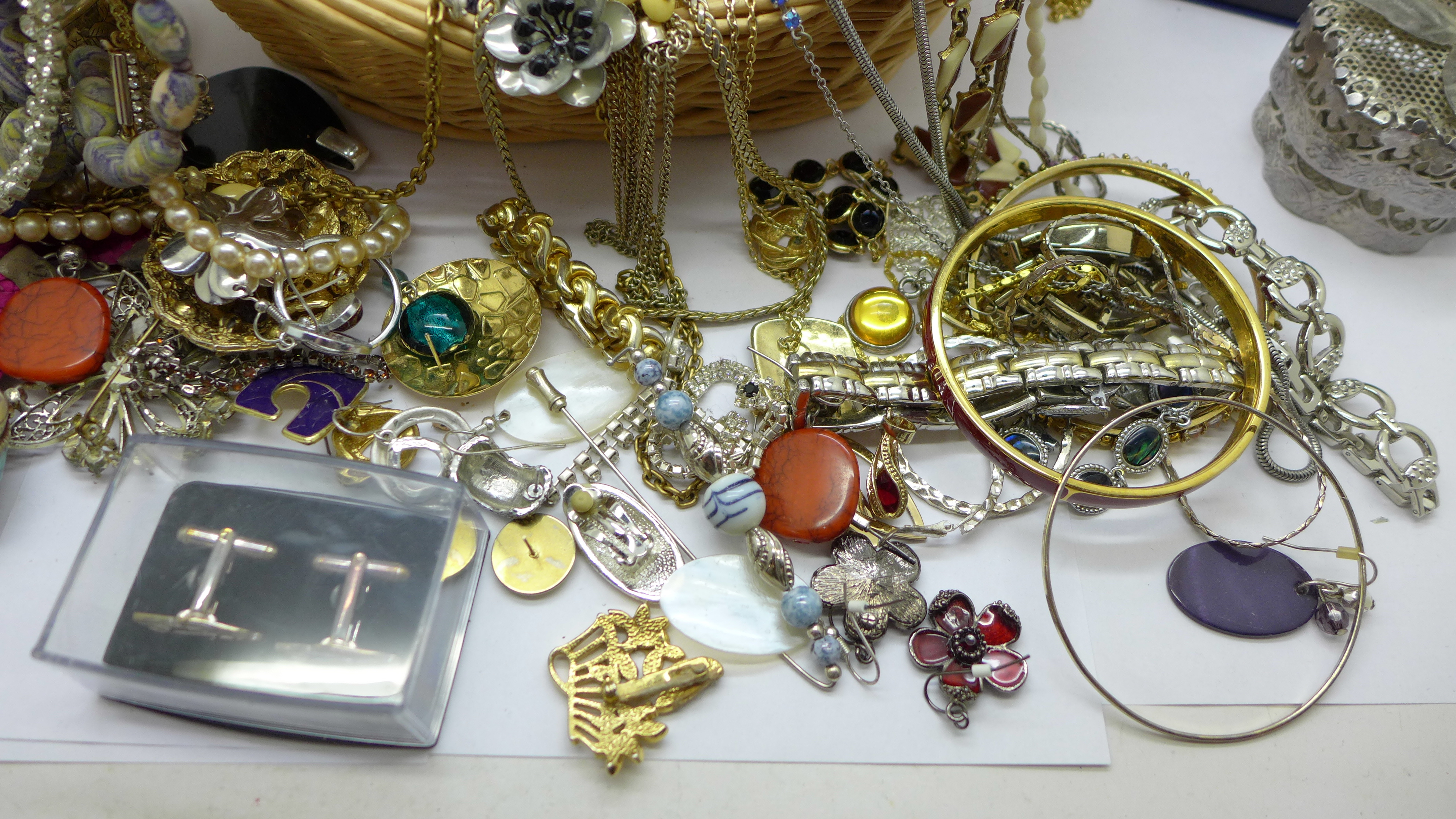 A basket of costume jewellery - Image 3 of 6