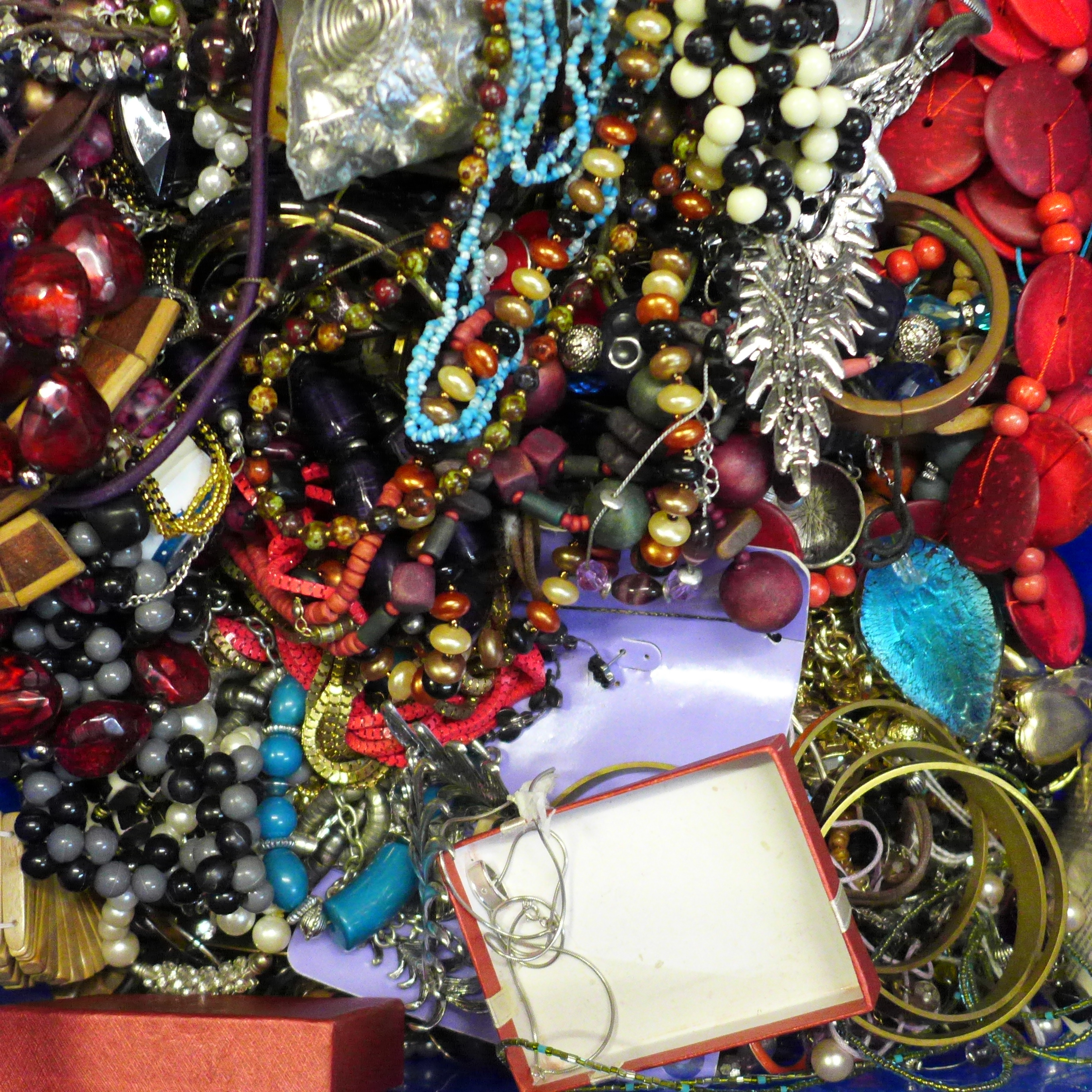 A box of costume jewellery - Image 4 of 4