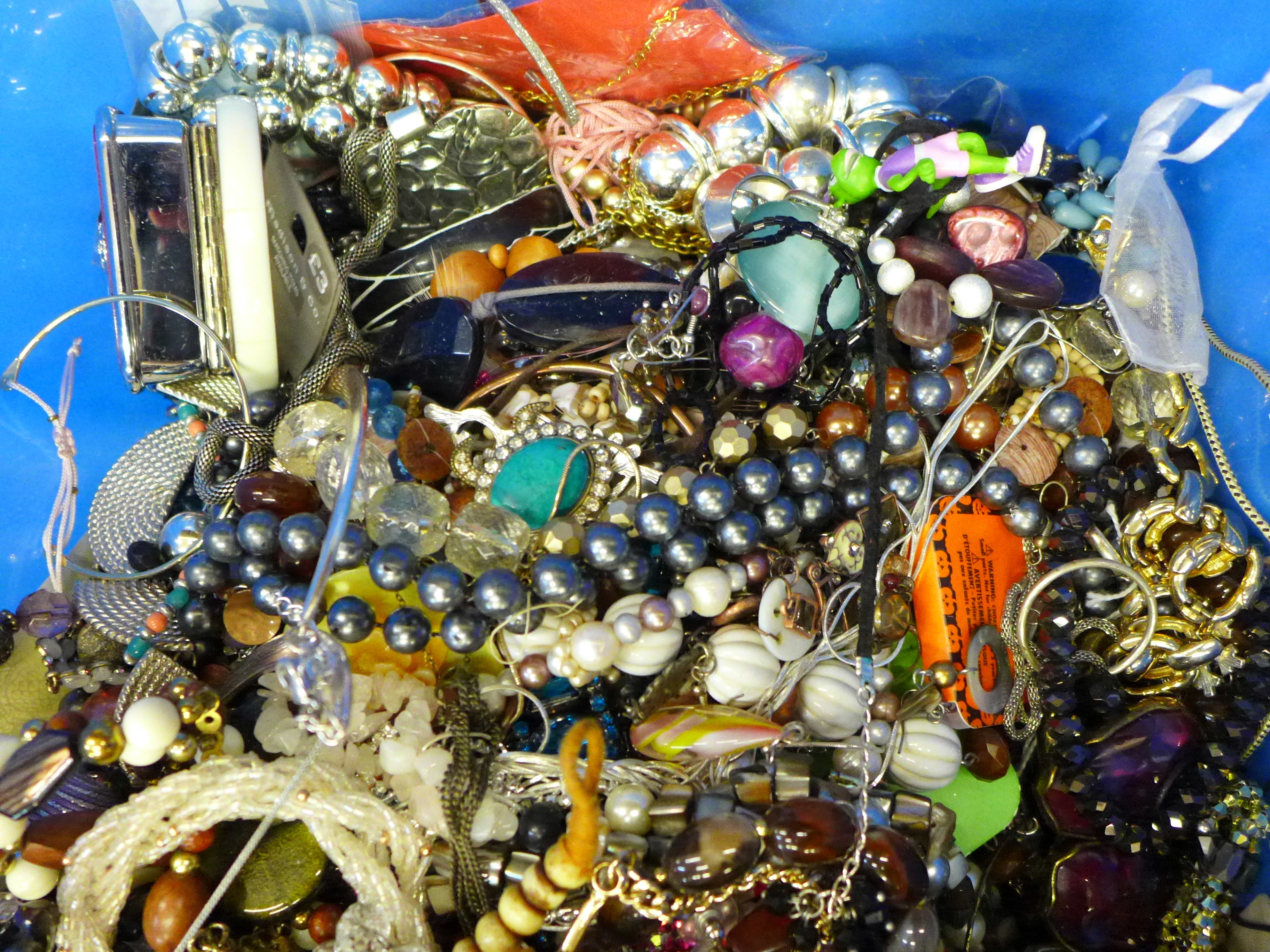 A box of costume jewellery - Image 2 of 3