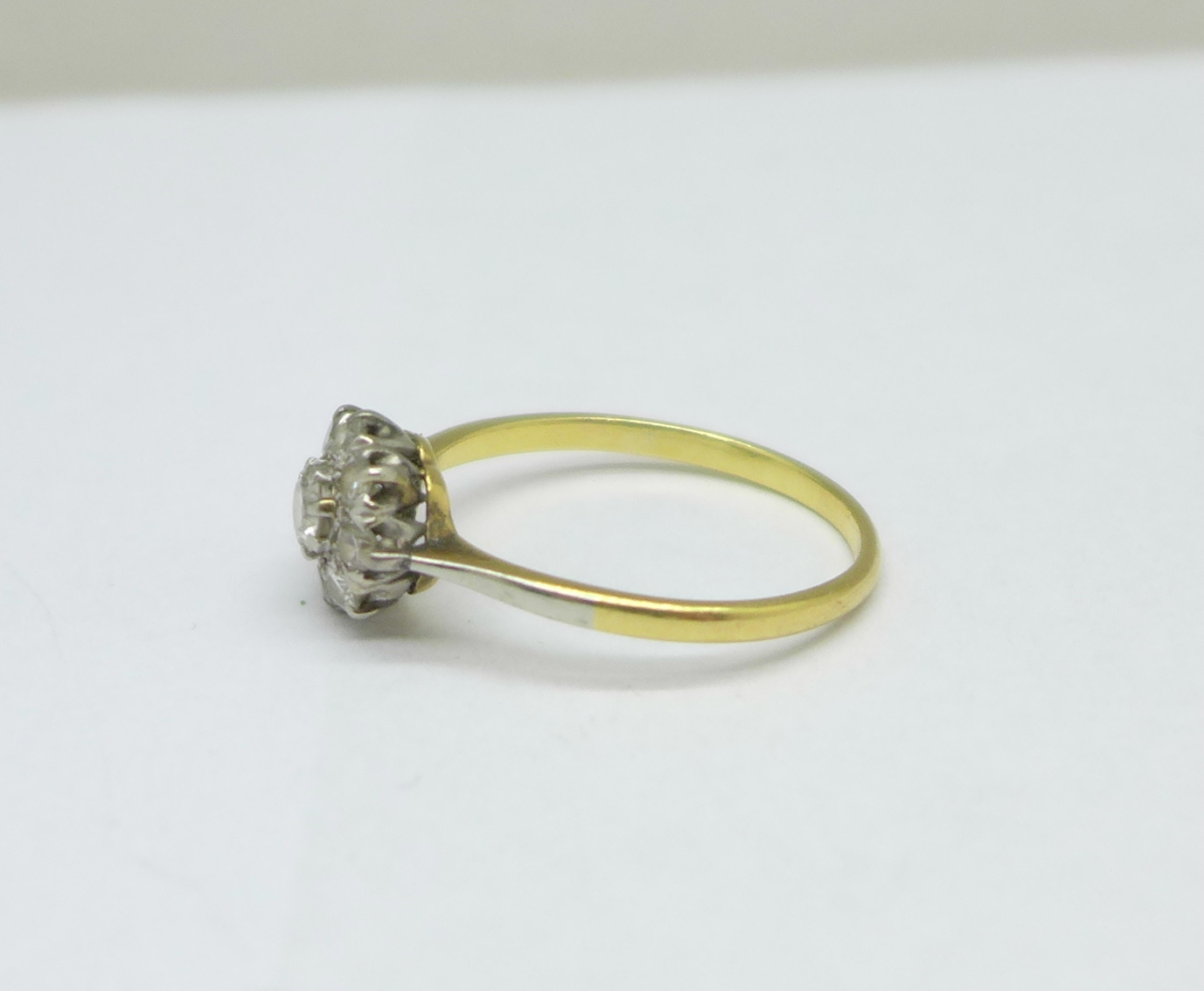 An 18ct gold and platinum set diamond cluster ring, 2.6g, S - Image 2 of 3