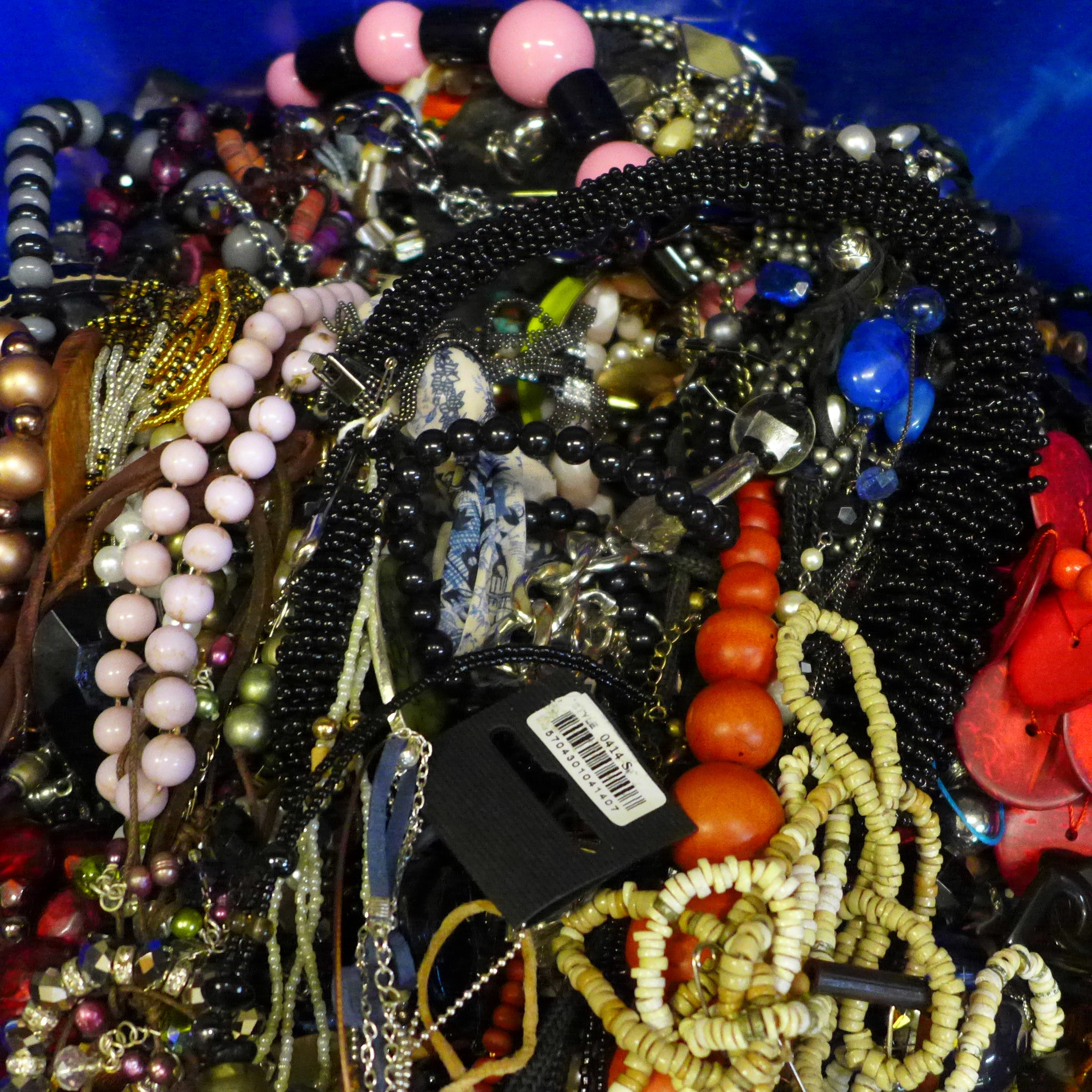 A box of costume jewellery - Image 3 of 4