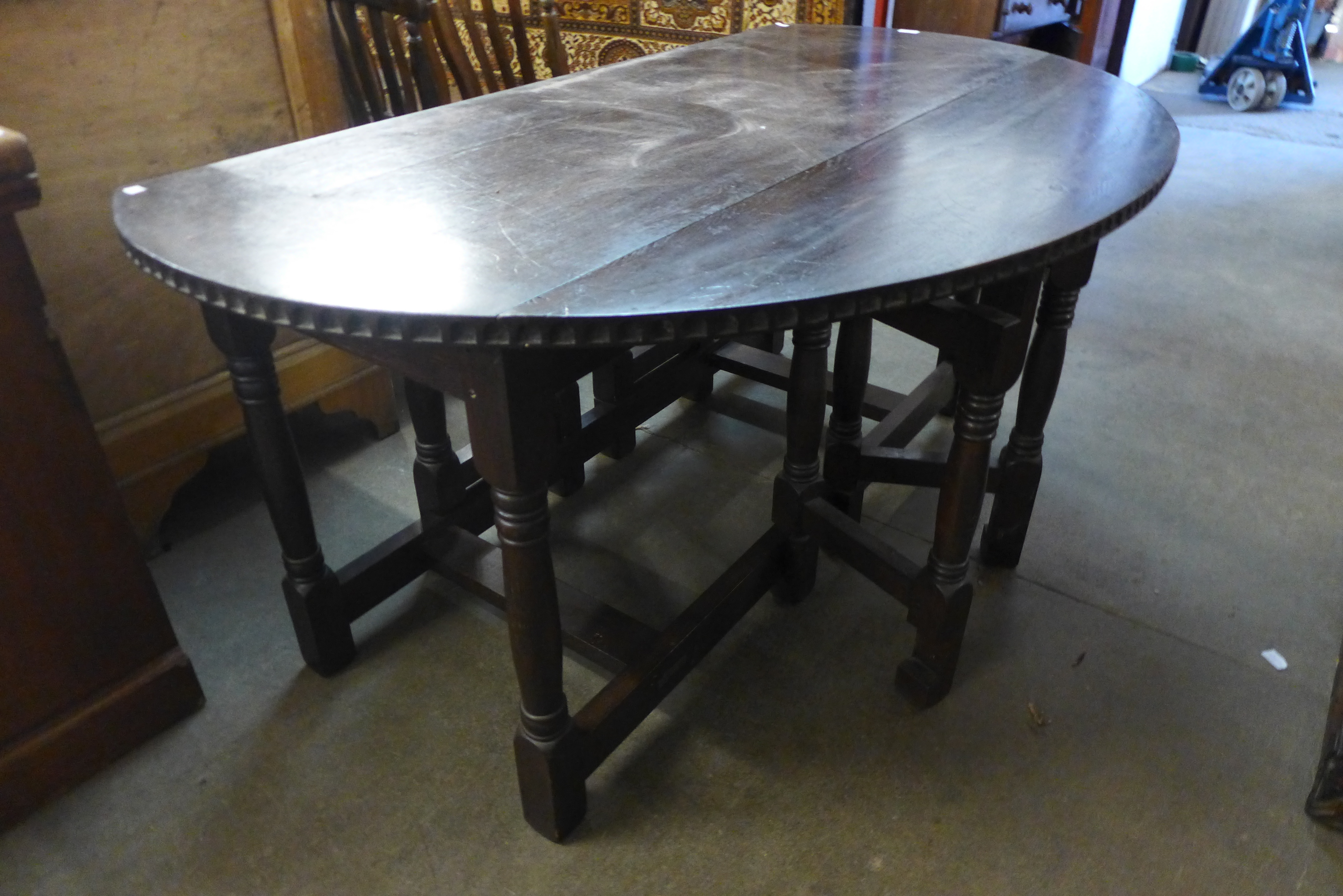 An oak double gateleg table - Image 2 of 2