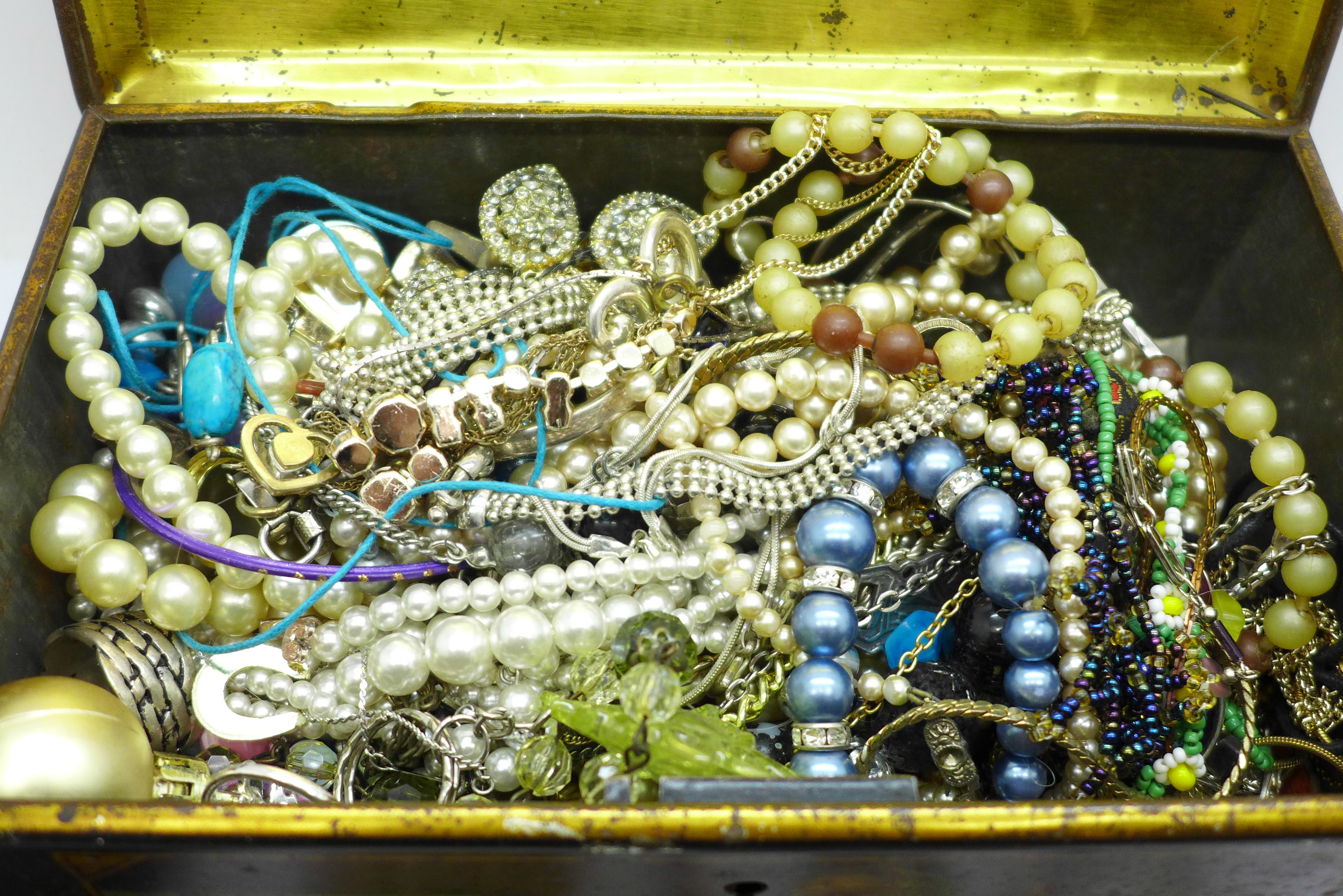 A tin of costume jewellery - Image 2 of 4