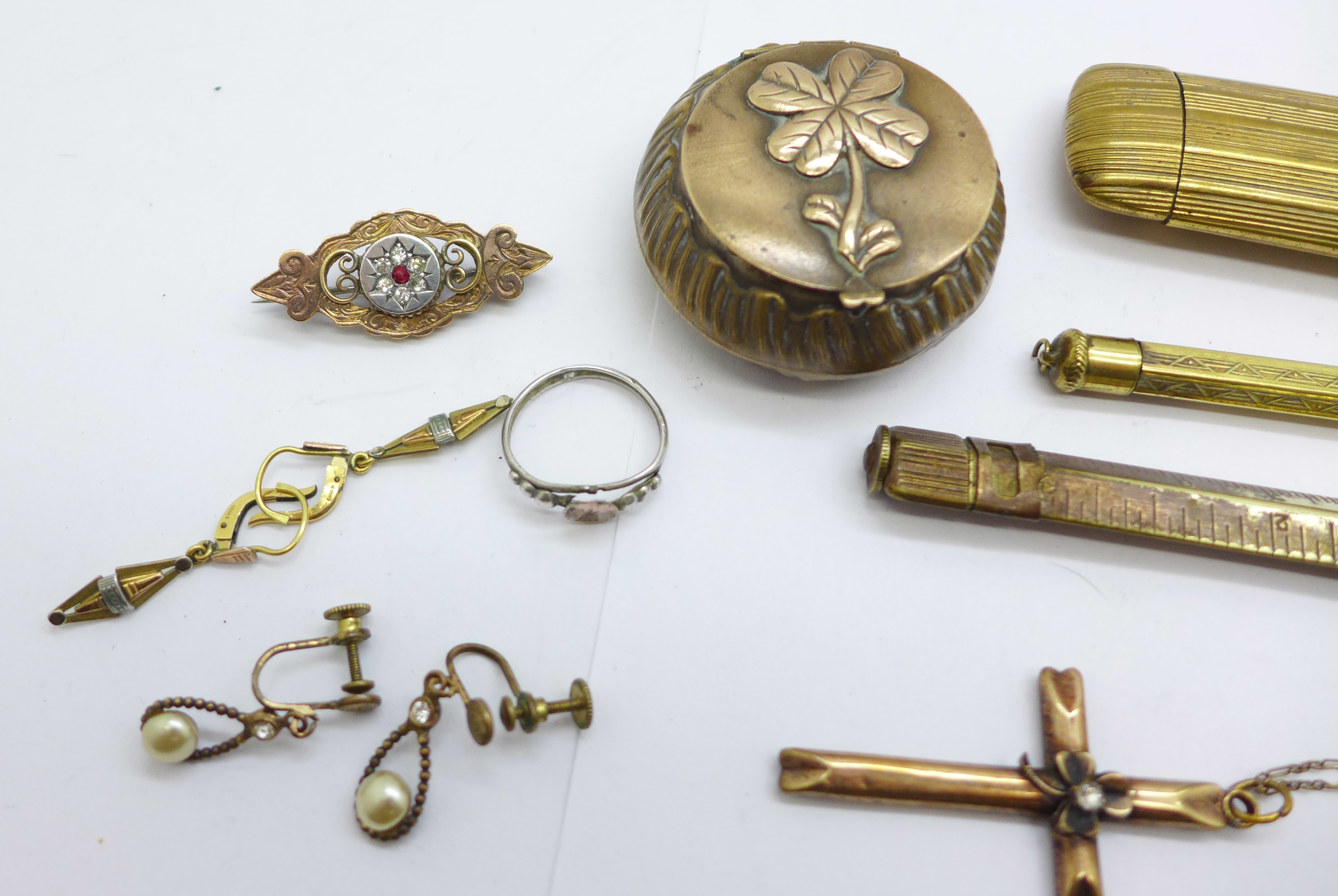 A collection of Victorian and later jewellery including pendants, and other items including a - Image 2 of 4