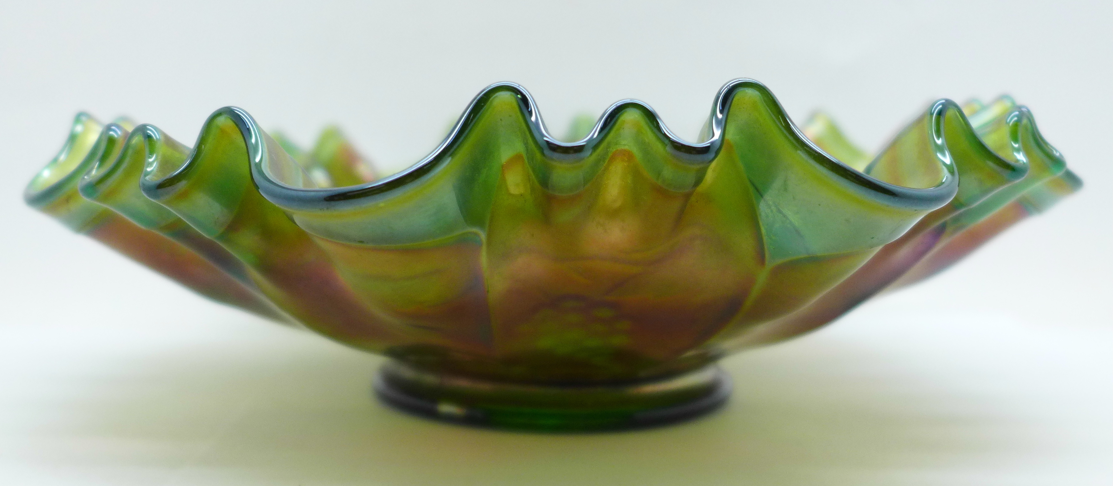 A green carnival glass dish with wavy edge and grape design, 21.5cm - Image 3 of 4