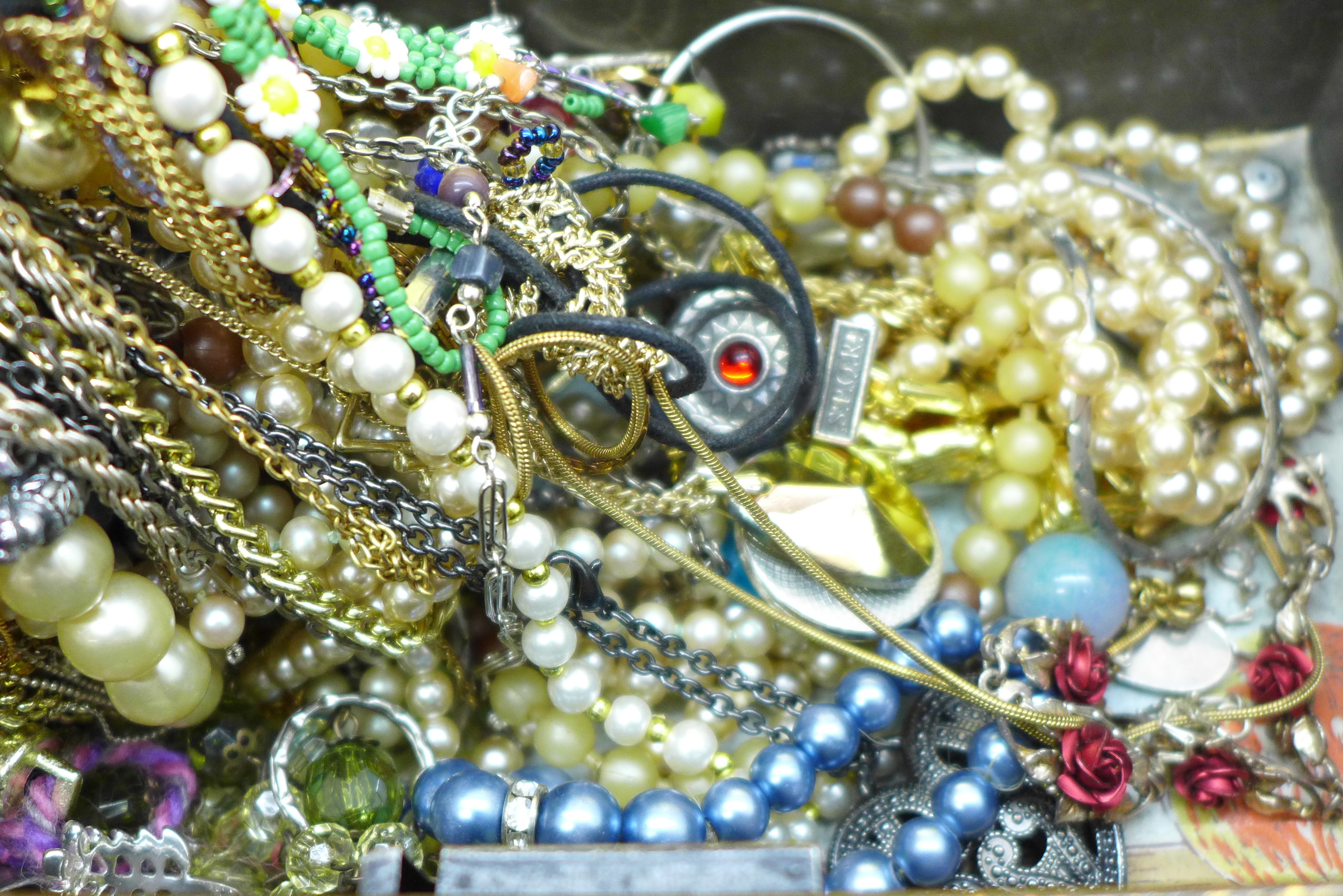 A tin of costume jewellery - Image 3 of 4