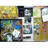 Costume jewellery including silver earrings, vintage brooches, etc.