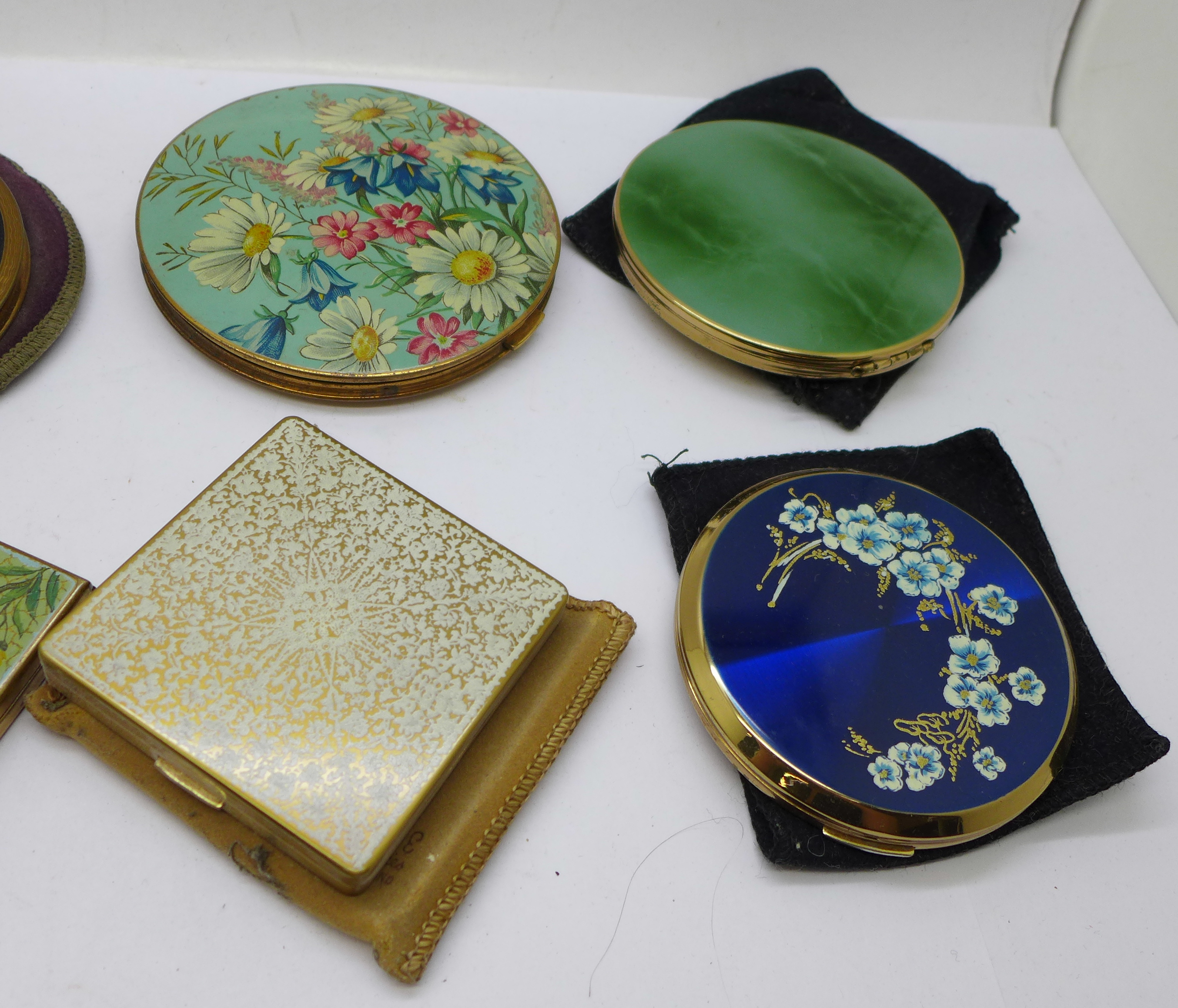 Eight vintage compacts and a Musical Powder - Image 3 of 6