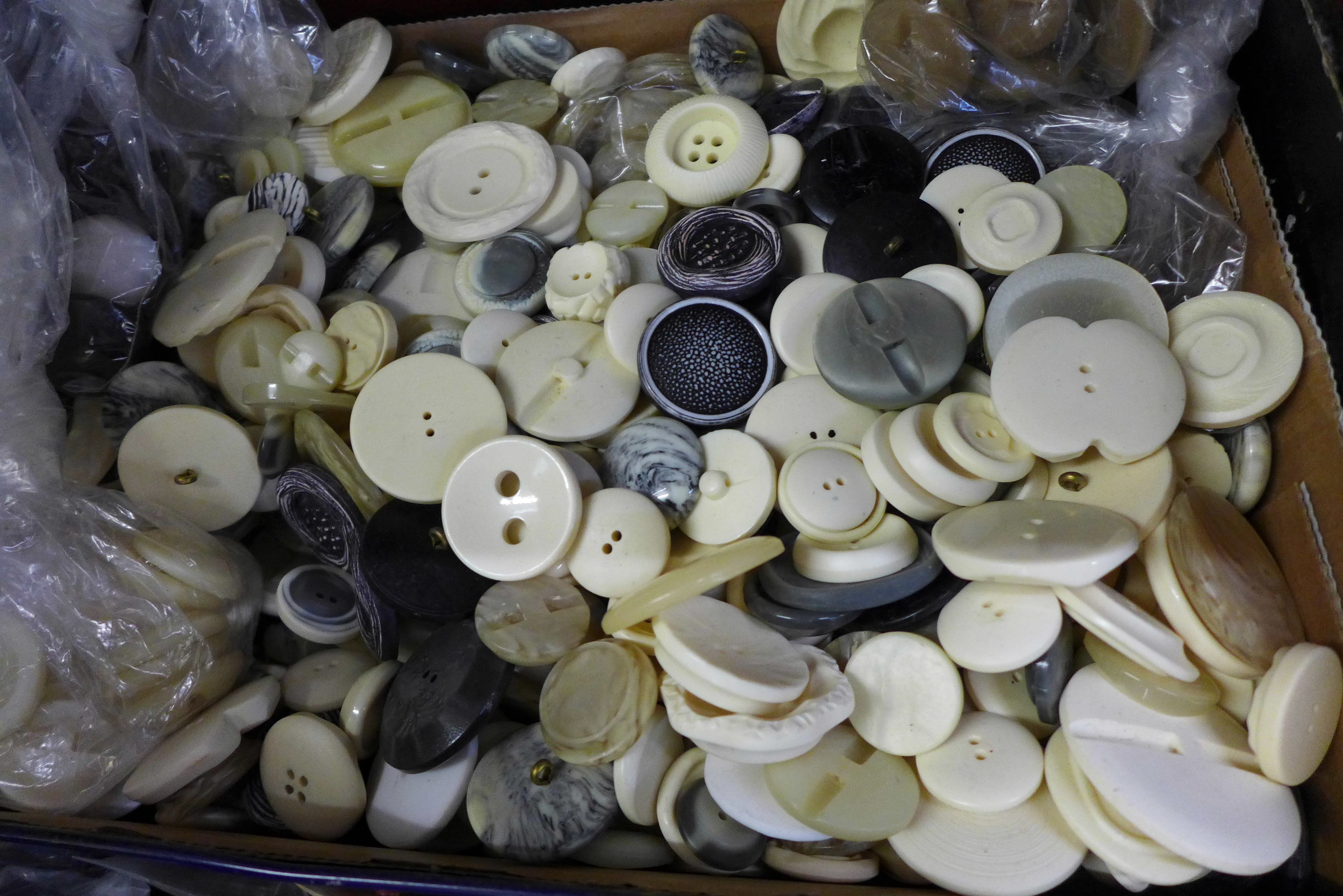 A tin and three boxes of vintage buttons and a tray of cream buttons - Image 2 of 5