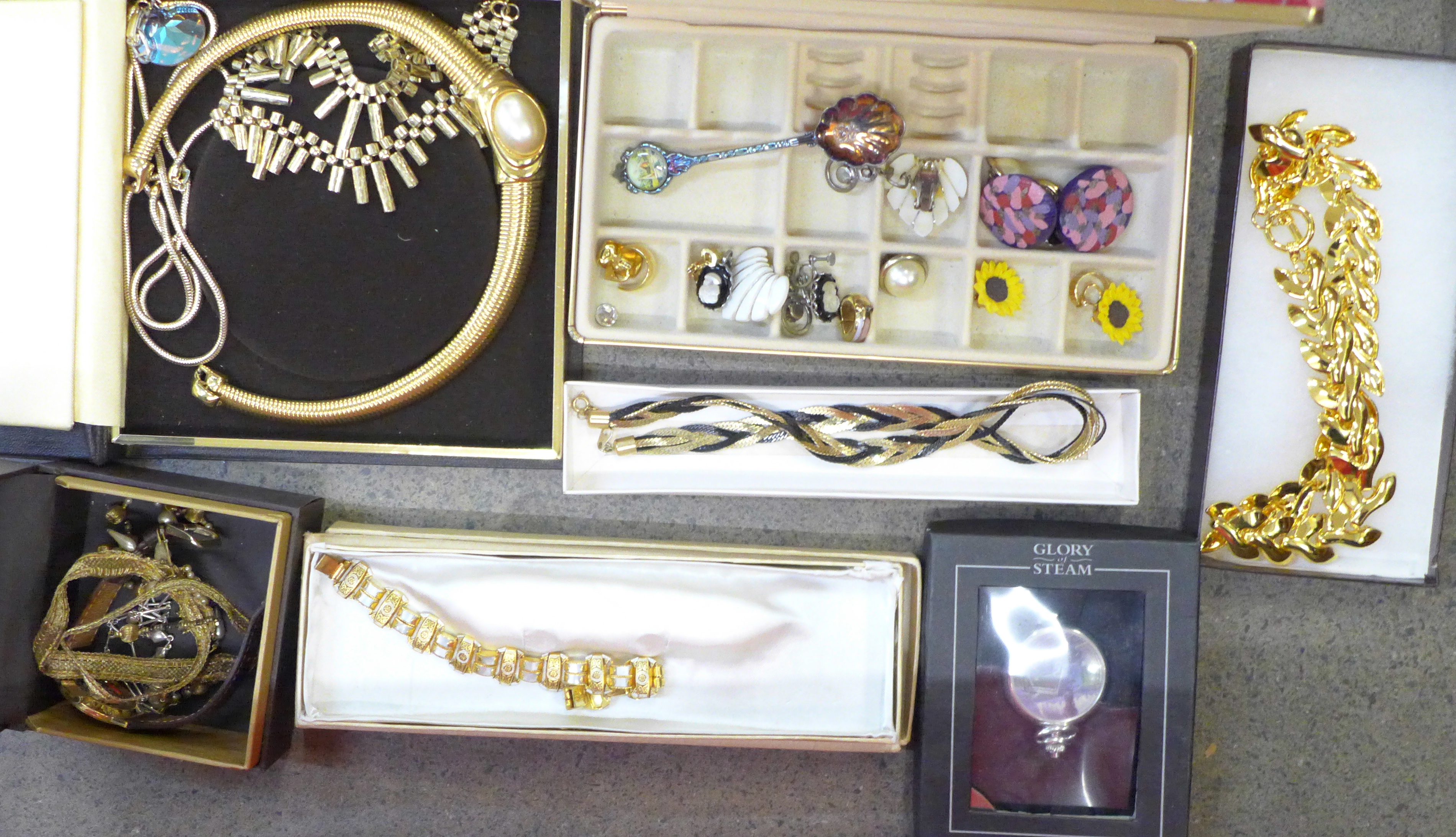 A collection of fashion jewellery and wristwatches, two Rotary, Sekonda, etc. - Image 2 of 5