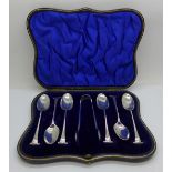 A set of six silver spoons with sugar bows, London 1908, 93g