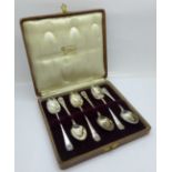 A set of six late Victorian silver spoons with decorated backs, London 1897, 78g