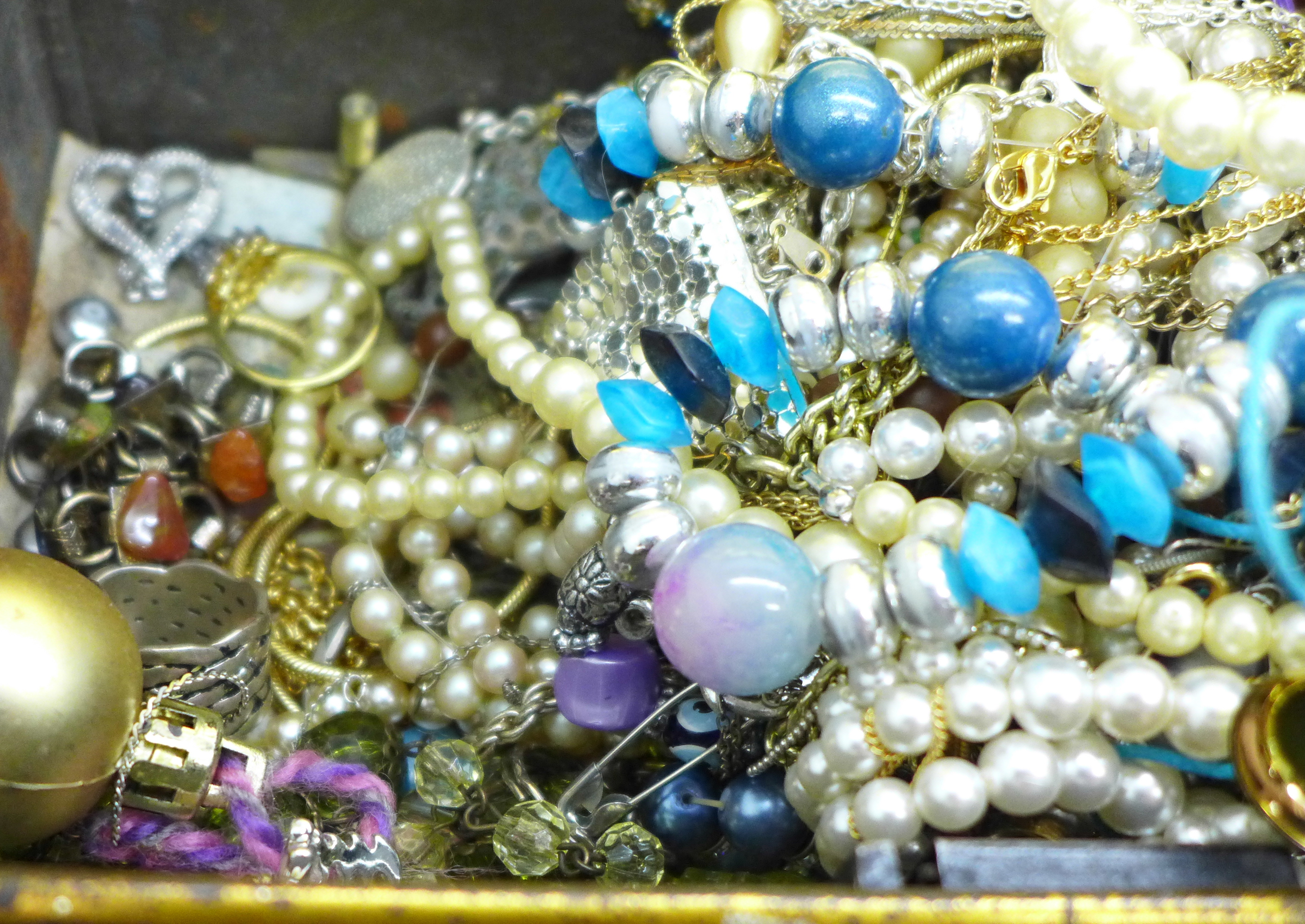 A tin of costume jewellery - Image 4 of 4