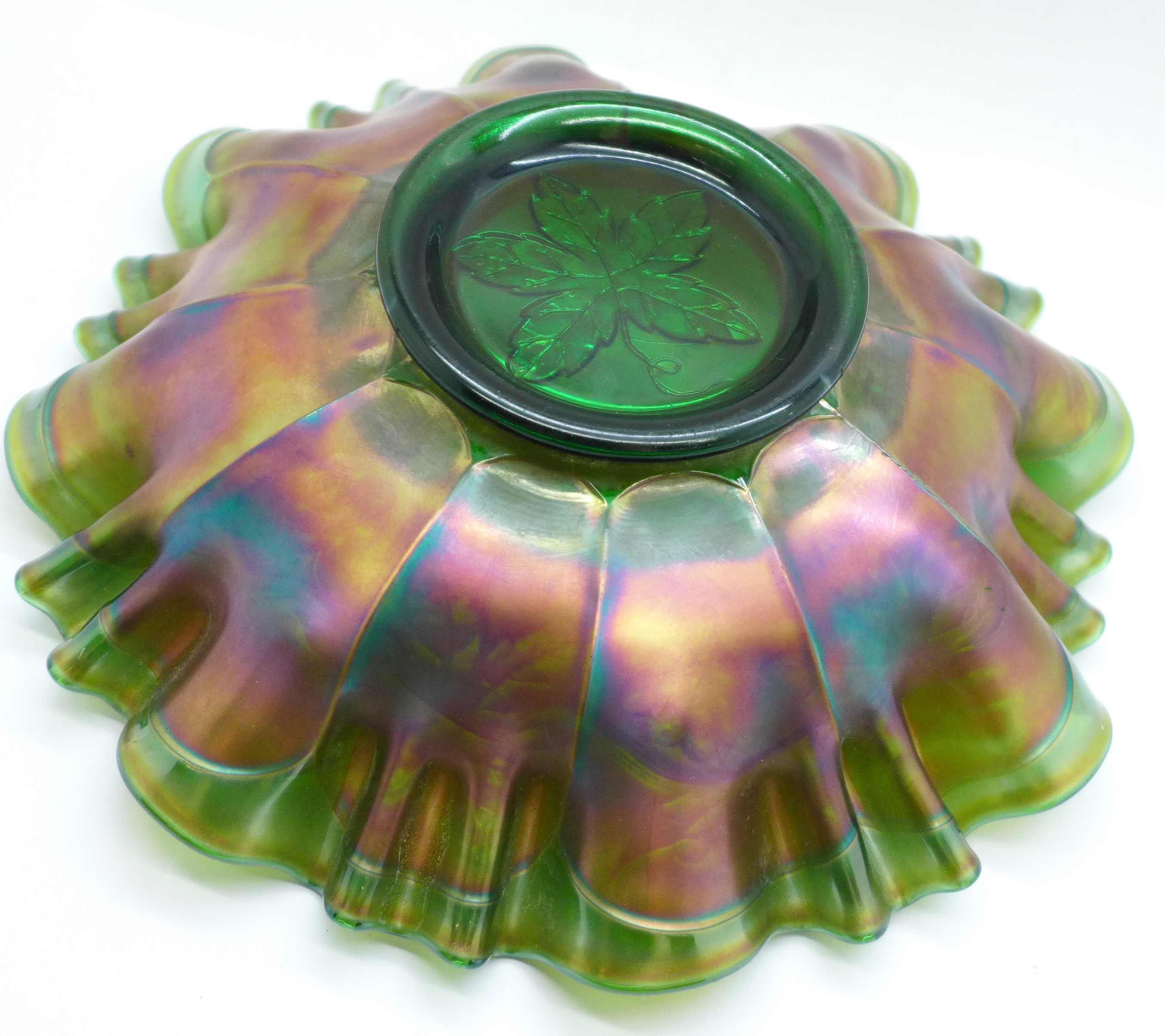 A green carnival glass dish with wavy edge and grape design, 21.5cm - Image 4 of 4