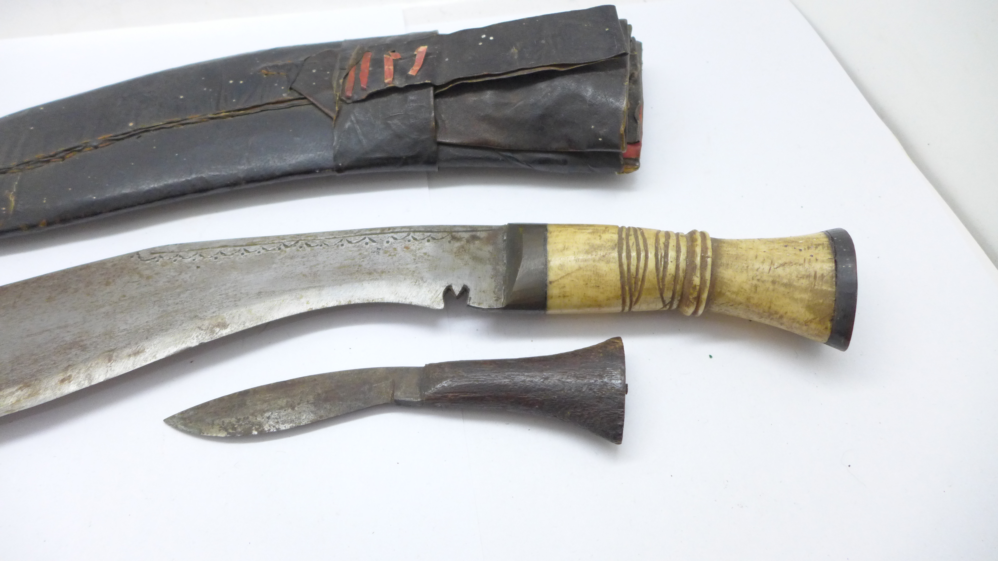 A kukri with scabbard - Image 2 of 5