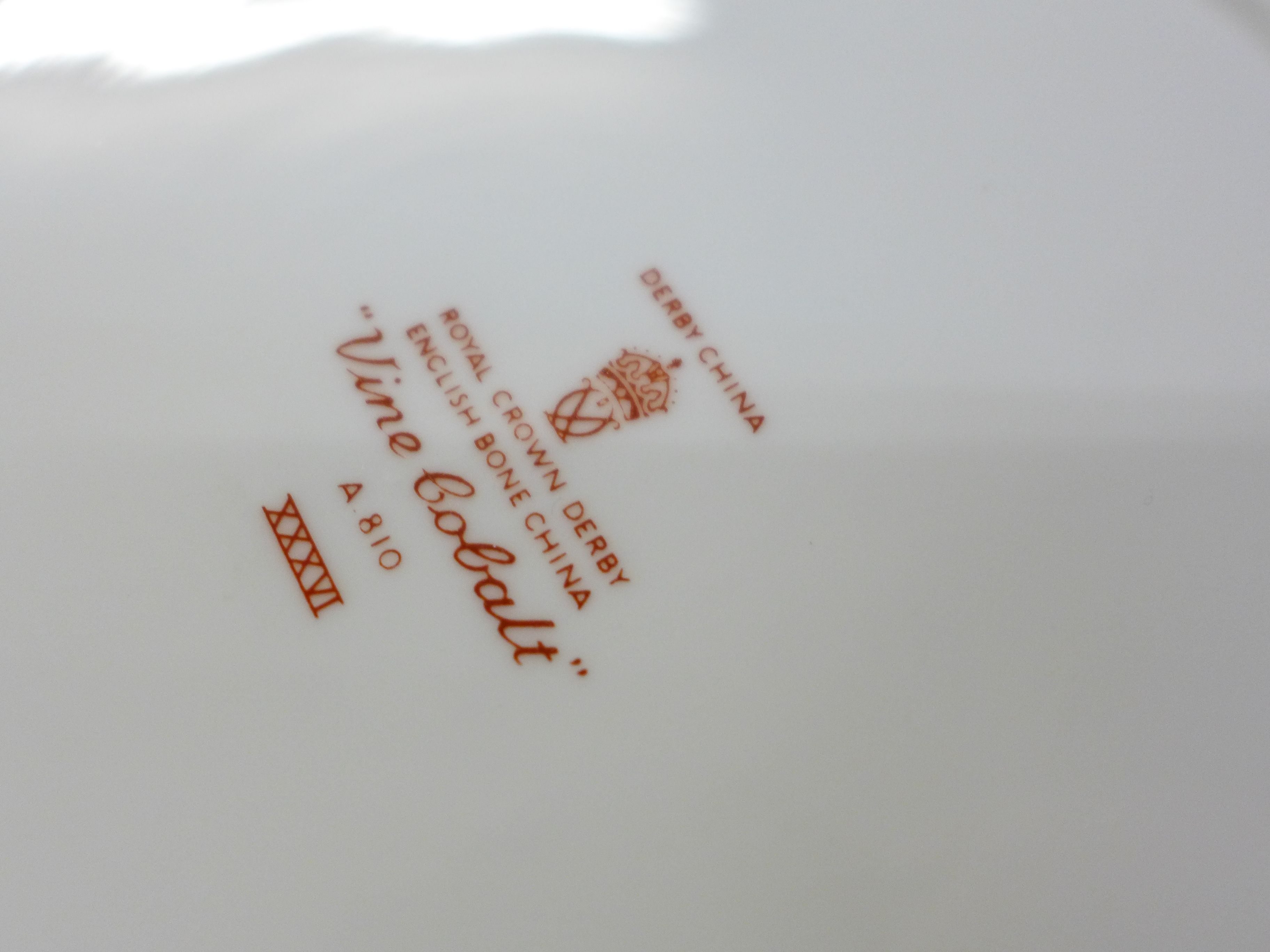 A Royal Crown Derby Vine Cobalt cream, sugar, wavy edge plate and dish, and two Royal Crown Derby - Bild 3 aus 4