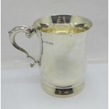 A Georgian style silver tankard, Birmingham 1962, 221g