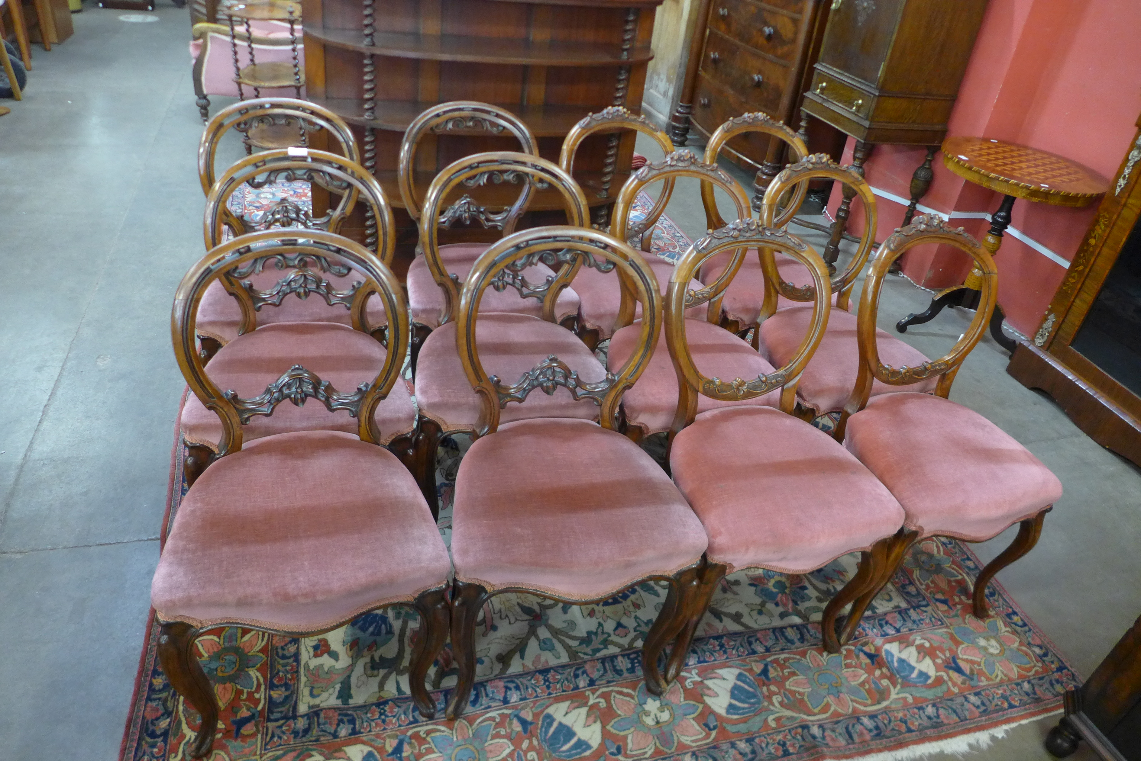 A Harlequin set of twelve Victorian walnut balloon back dining chairs (6+6) - Bild 2 aus 5