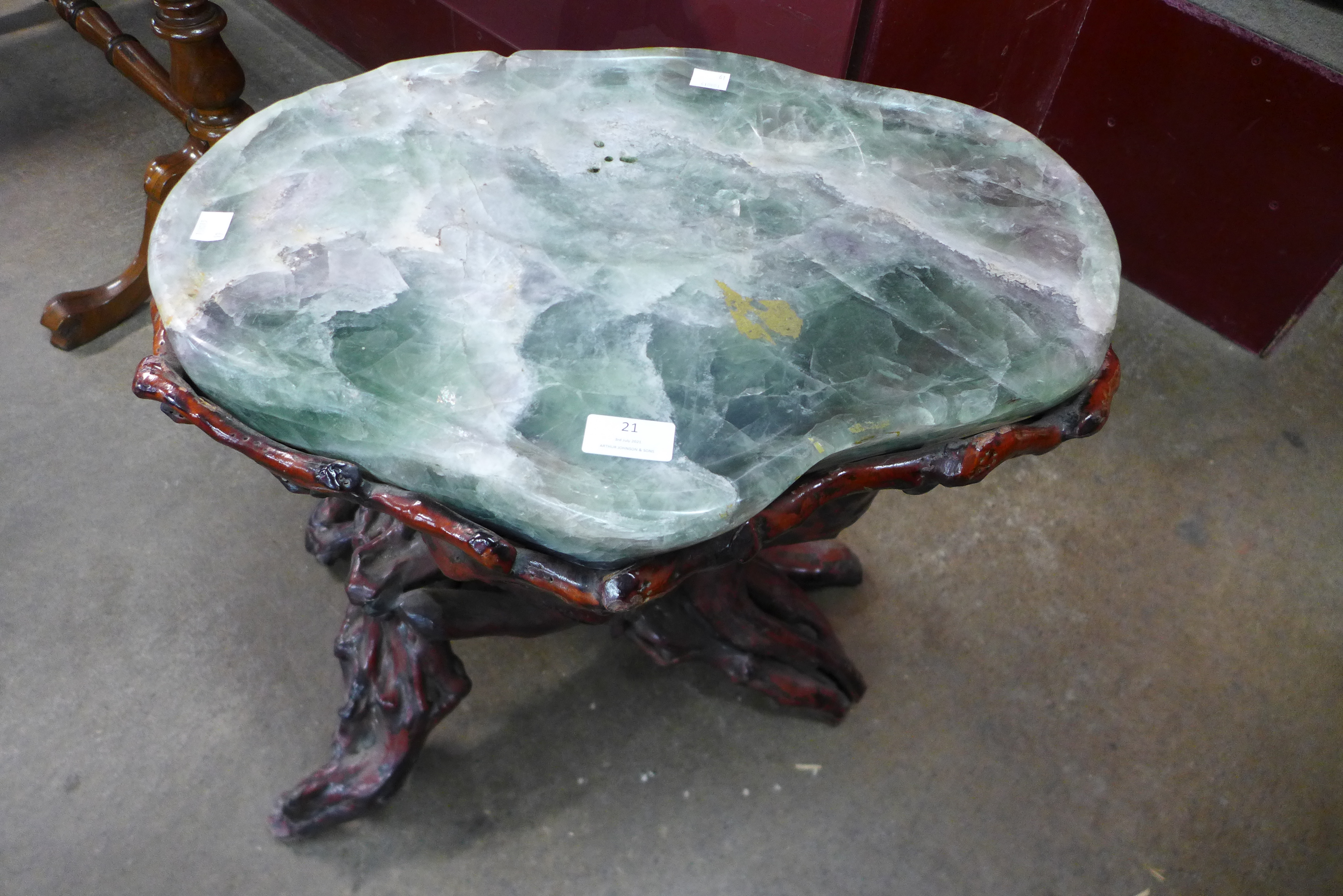 A Chinese green hardstone occasional table, on naturalistic root wood stand - Bild 2 aus 2