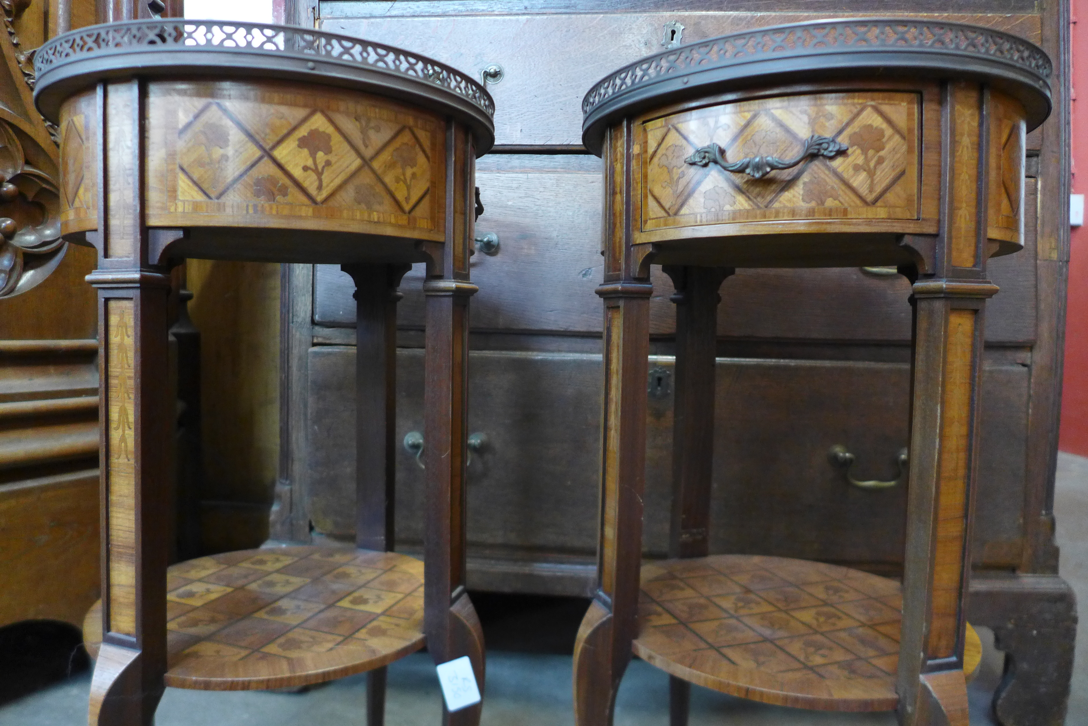 A pair of French Louis XV style inlaid walnut circular two tier etageres - Bild 3 aus 3